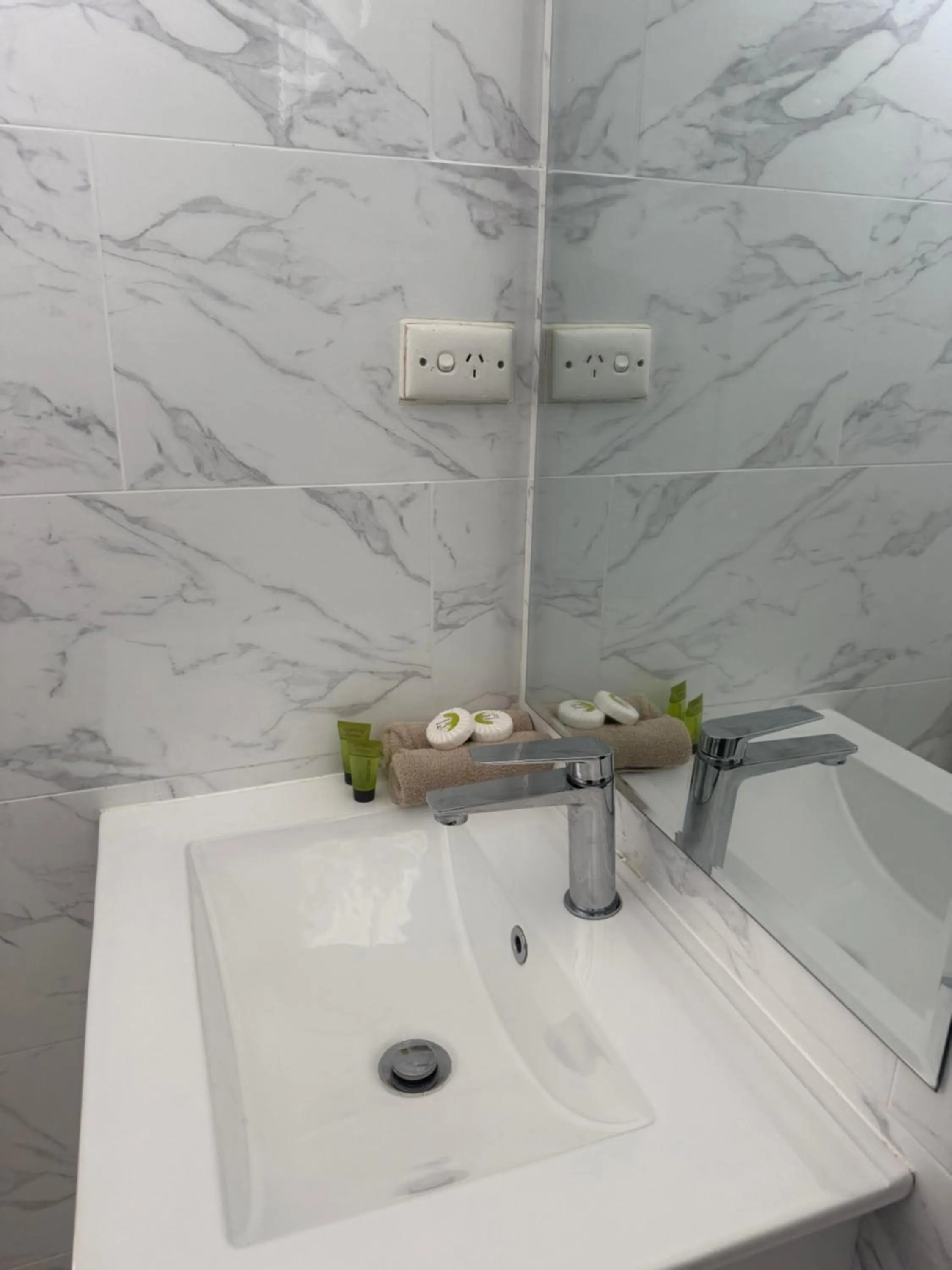 Bathroom in Cootamundra Gardens Motel