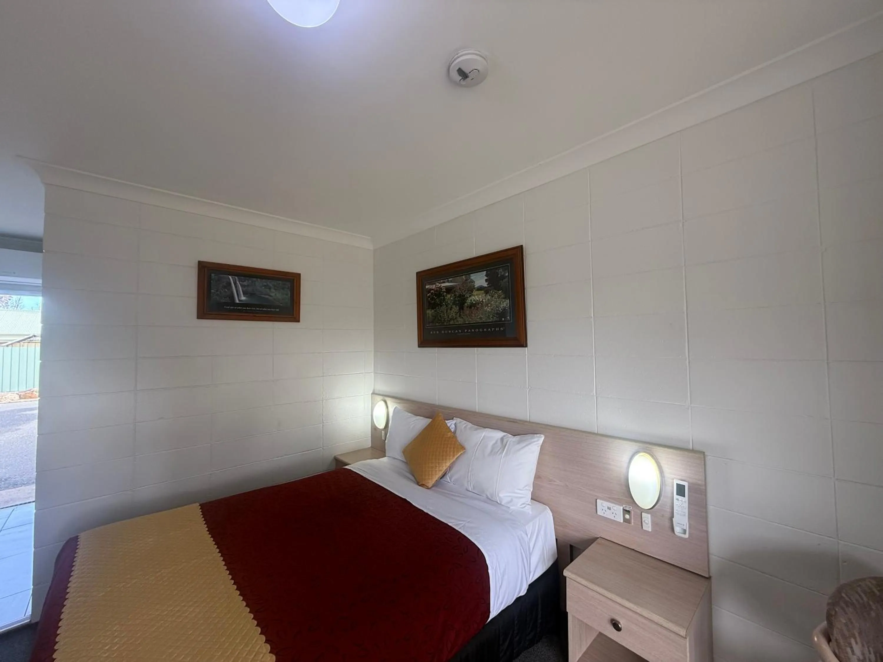 minibar, Bed in Cootamundra Gardens Motel