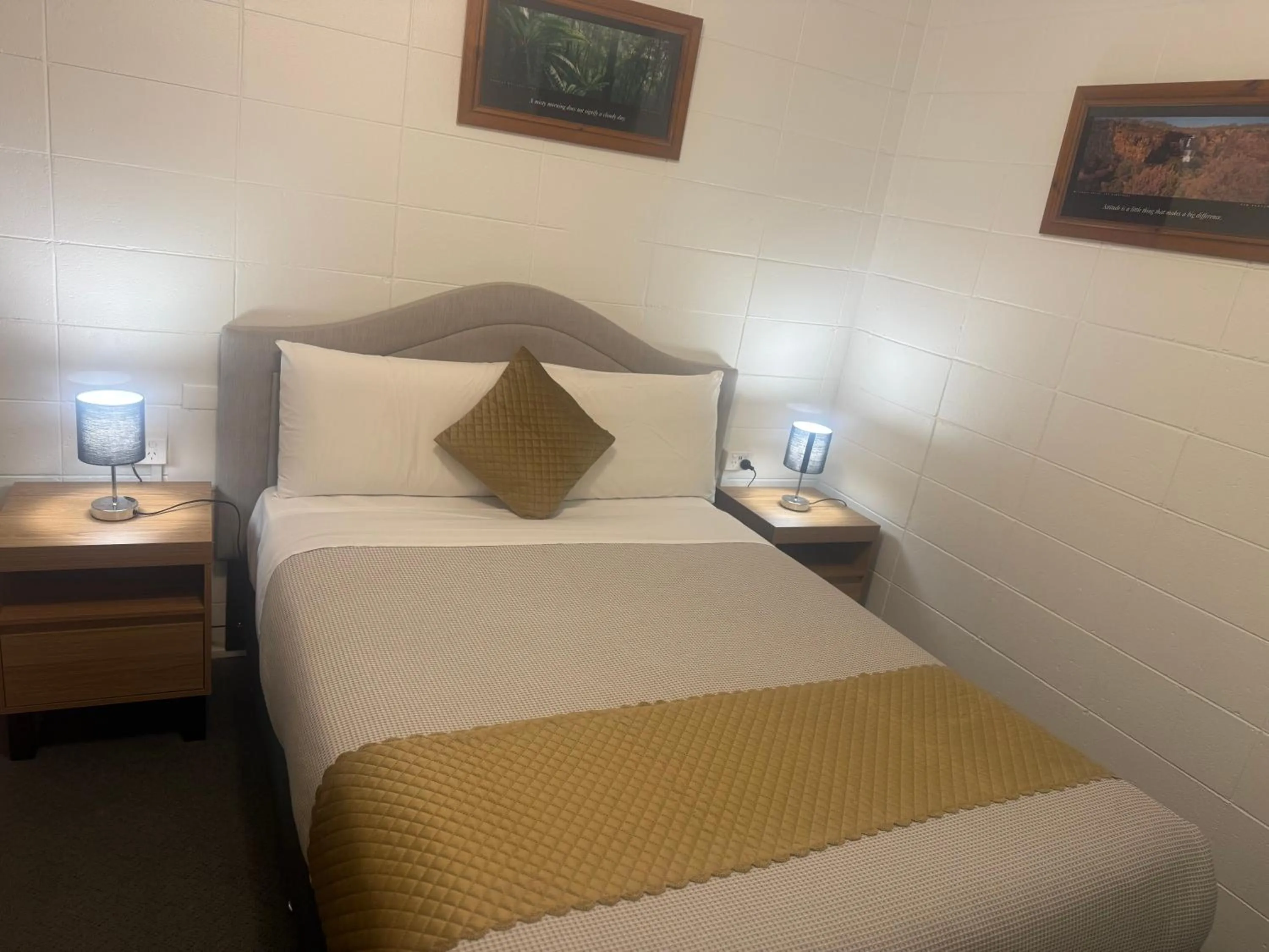 Photo of the whole room, Bed in Cootamundra Gardens Motel