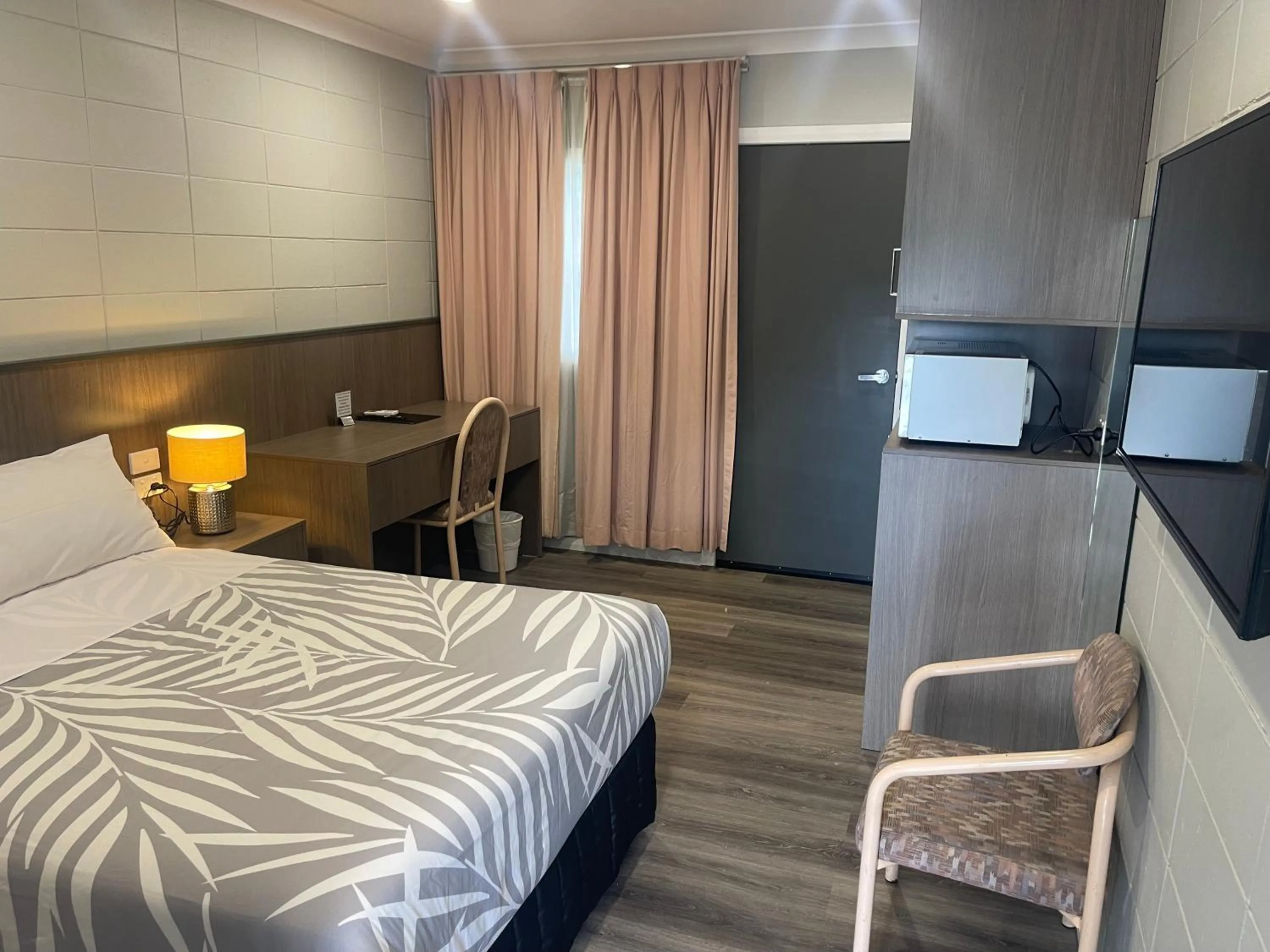 Photo of the whole room, Bed in Cootamundra Gardens Motel