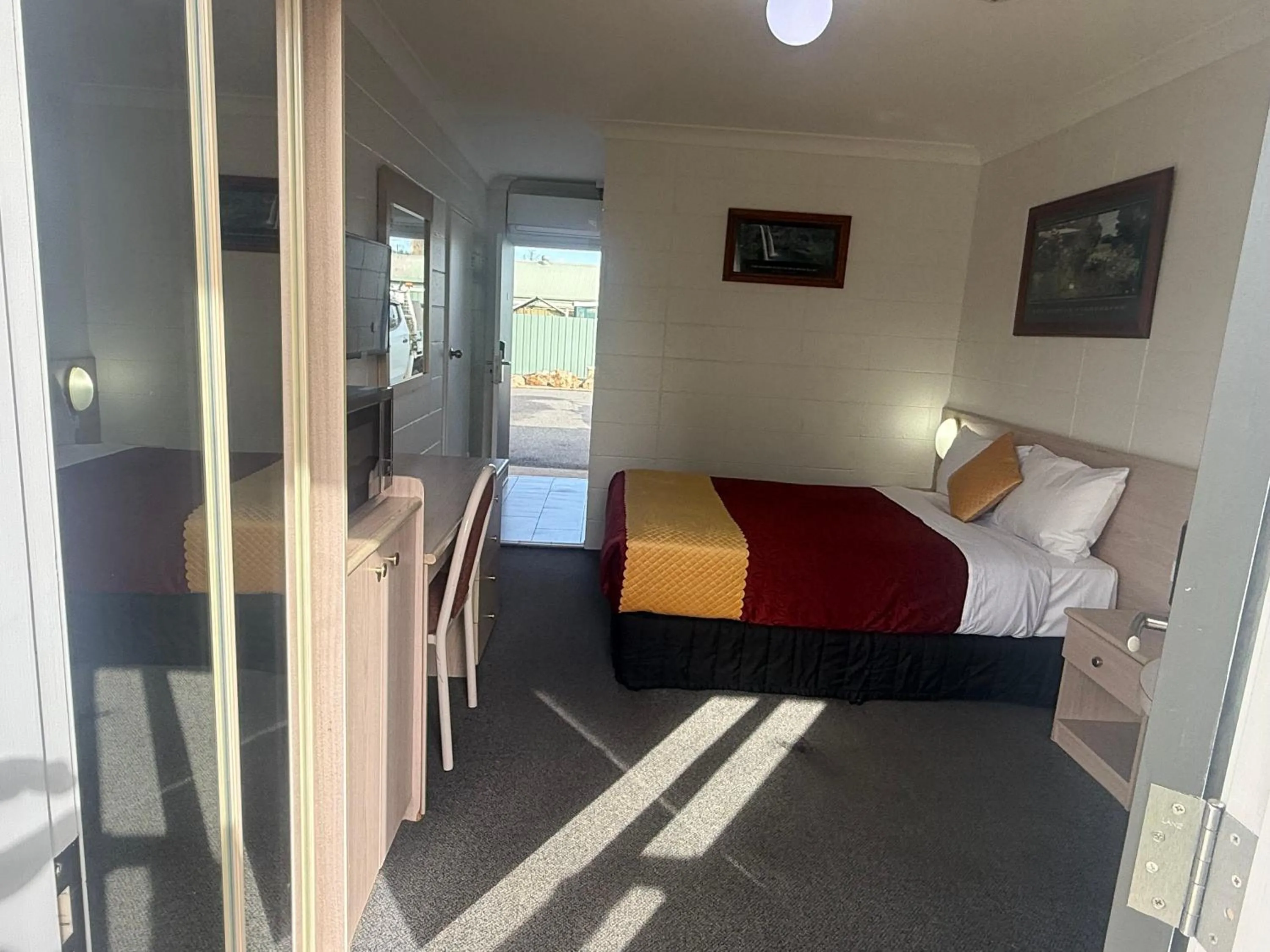 minibar, Bed in Cootamundra Gardens Motel
