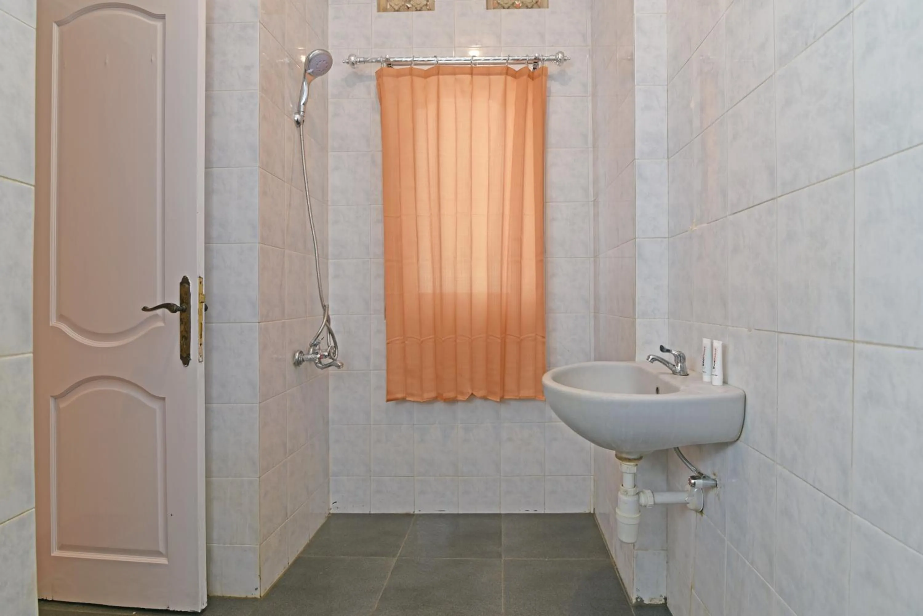 Bathroom in RedDoorz @ Jalan Gatot Subroto Denpasar
