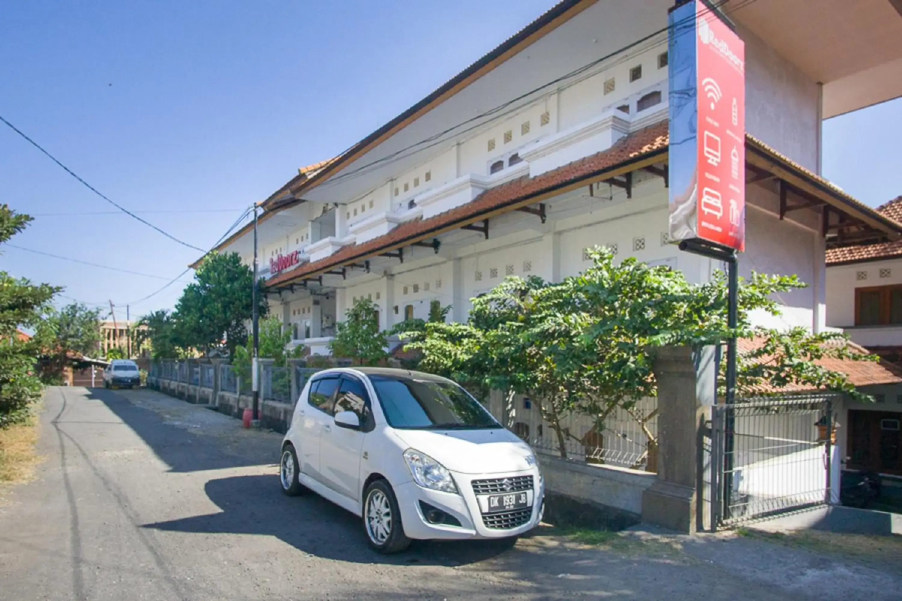 Property building in RedDoorz @ Jalan Gatot Subroto Denpasar Property building in RedDoorz @ Jalan Gatot Subroto Denpasar