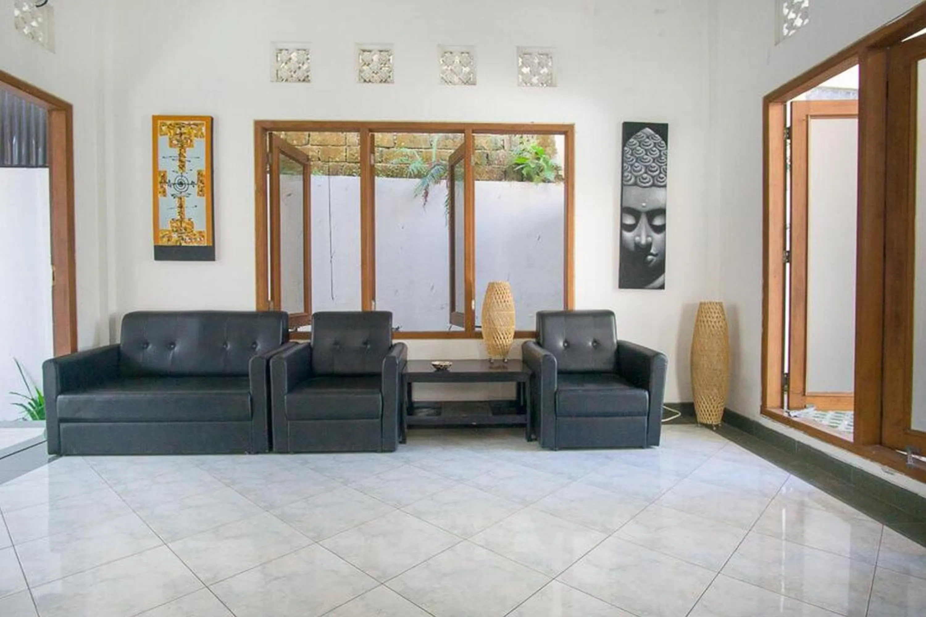 Seating area in RedDoorz @ Jalan Gatot Subroto Denpasar