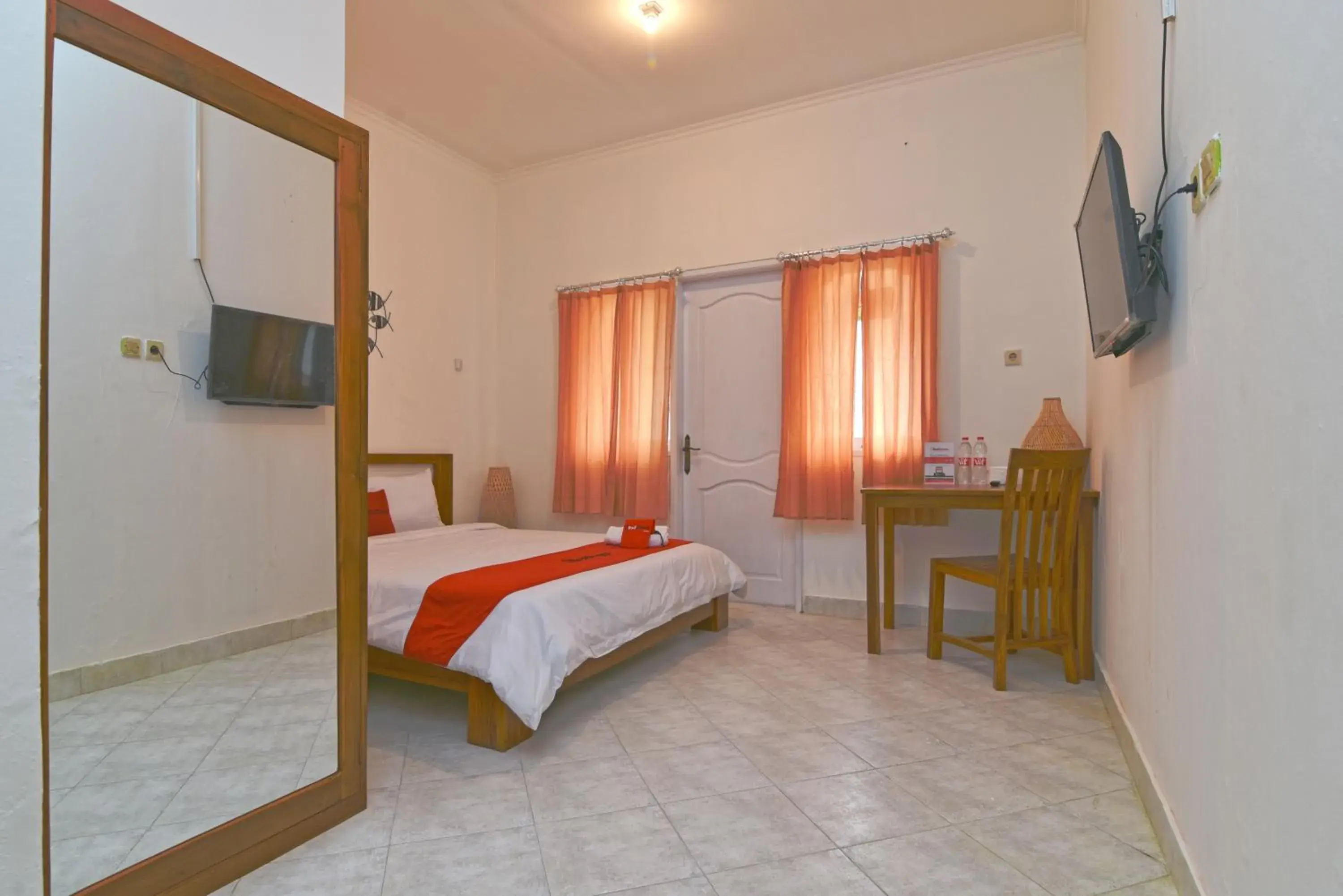 Bedroom, Bed in RedDoorz @ Jalan Gatot Subroto Denpasar Bedroom, Bed in RedDoorz @ Jalan Gatot Subroto Denpasar