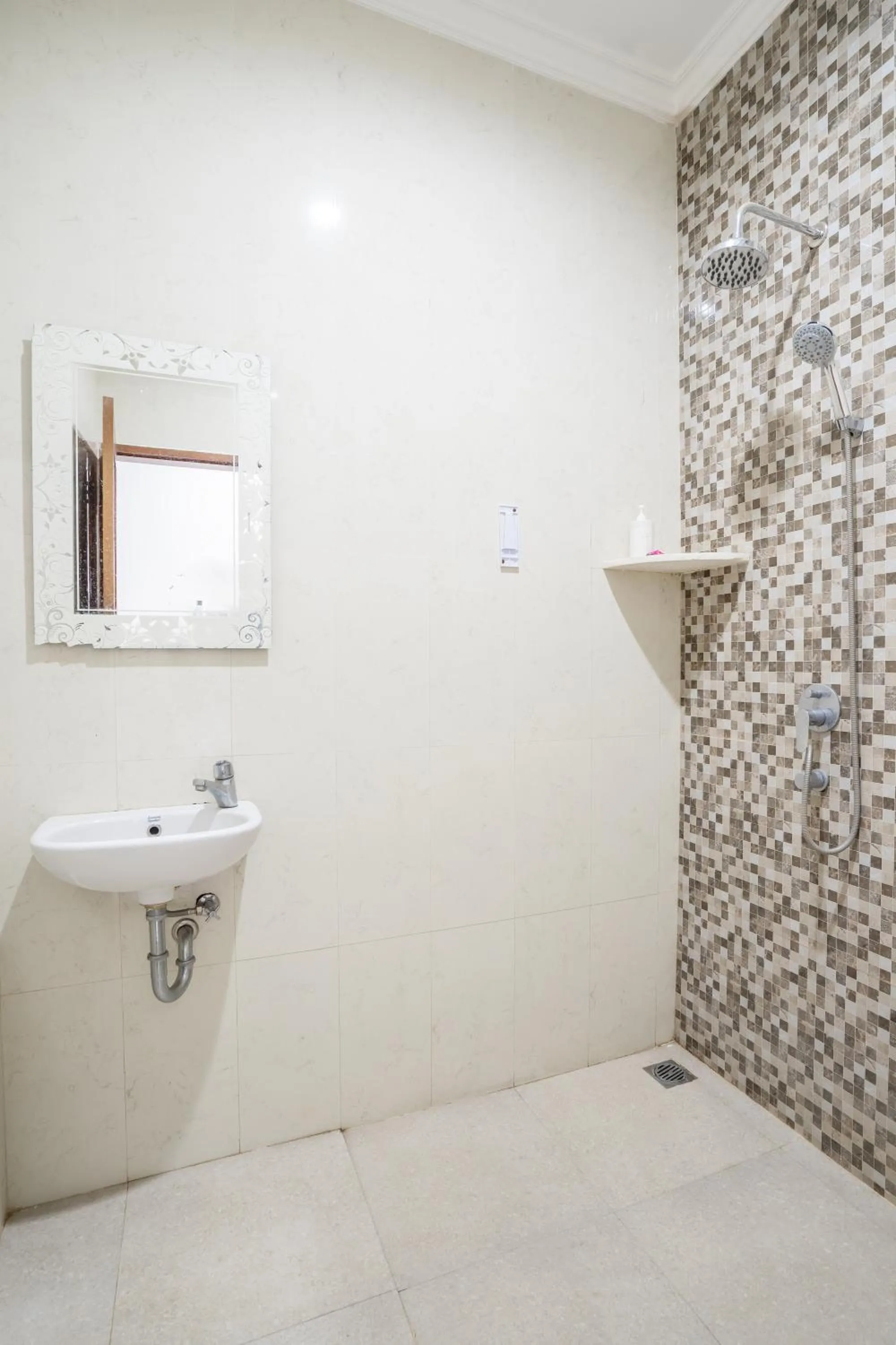 Shower in Nirmala Guest House Surf Keramas