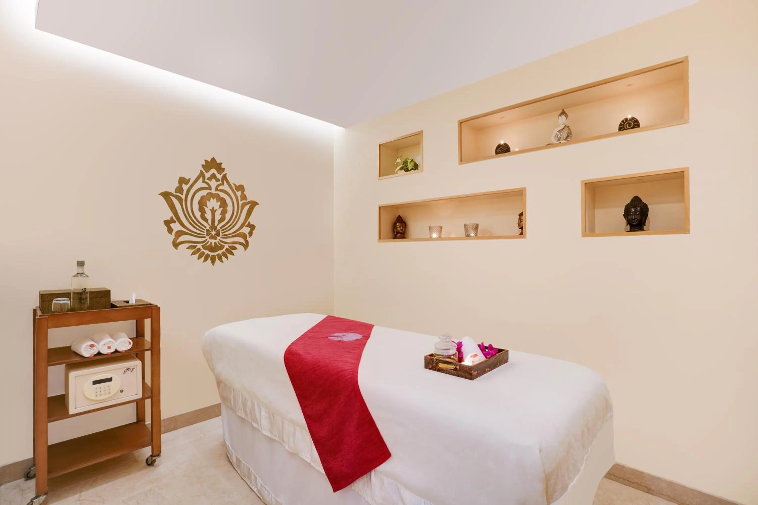 Spa and wellness centre/facilities, Bed in Lemon Tree Premier, Delhi Airport