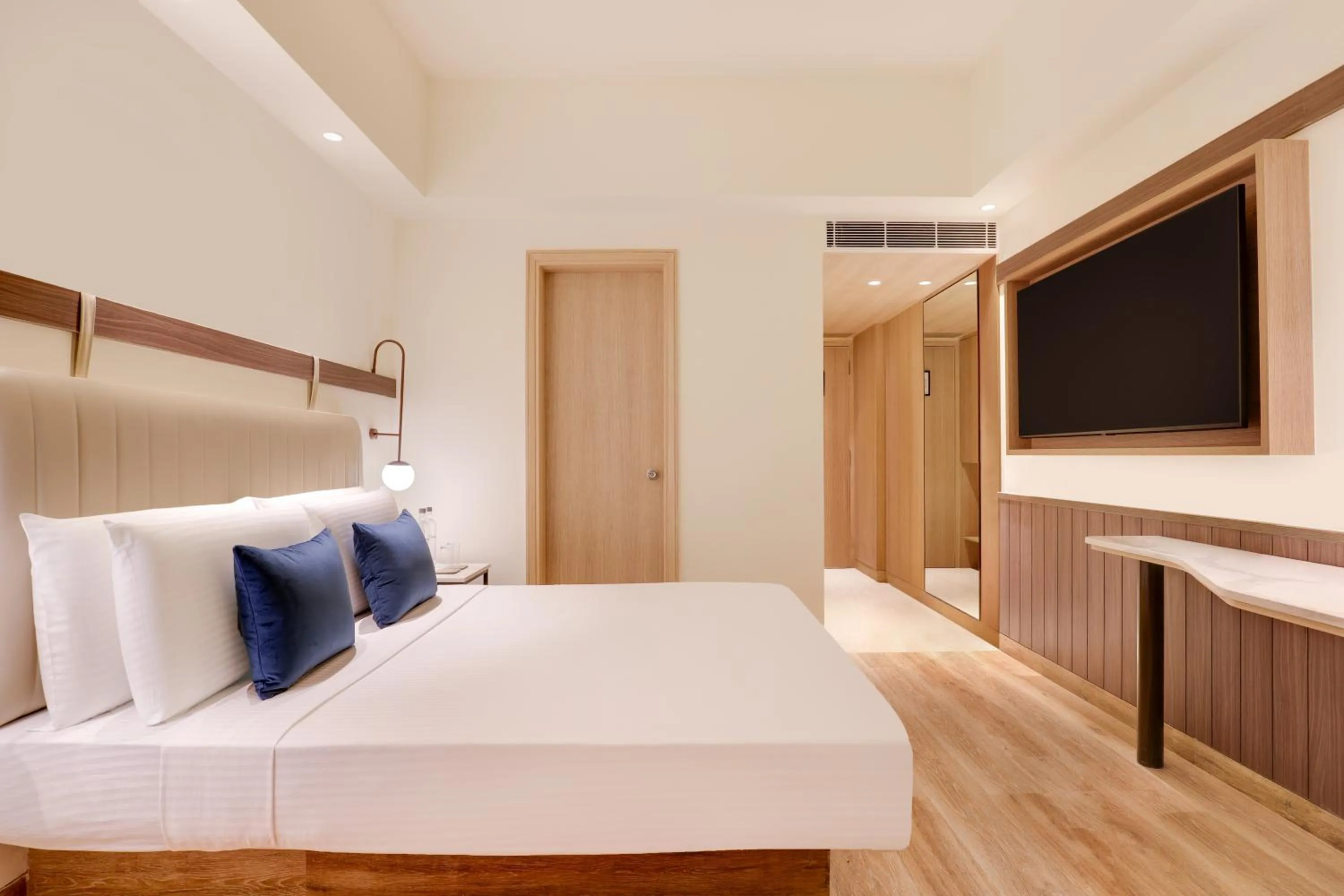 Bedroom, Bed in Lemon Tree Premier, Delhi Airport