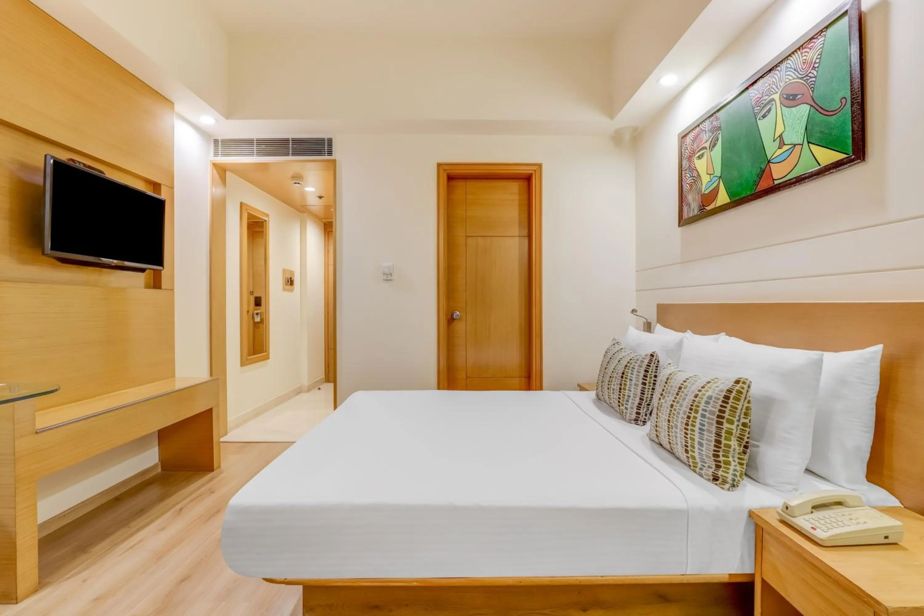 Bedroom, Bed in Lemon Tree Premier, Delhi Airport