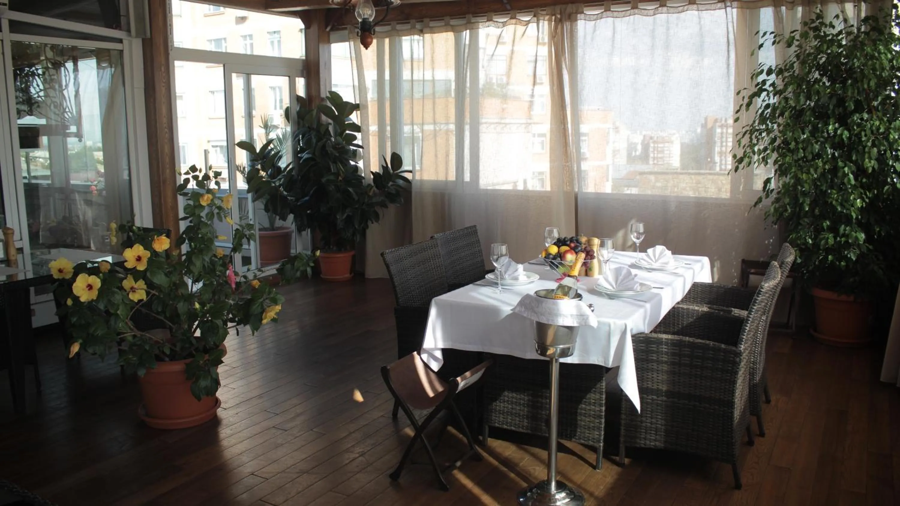Restaurant/places to eat in Hotel Asteri