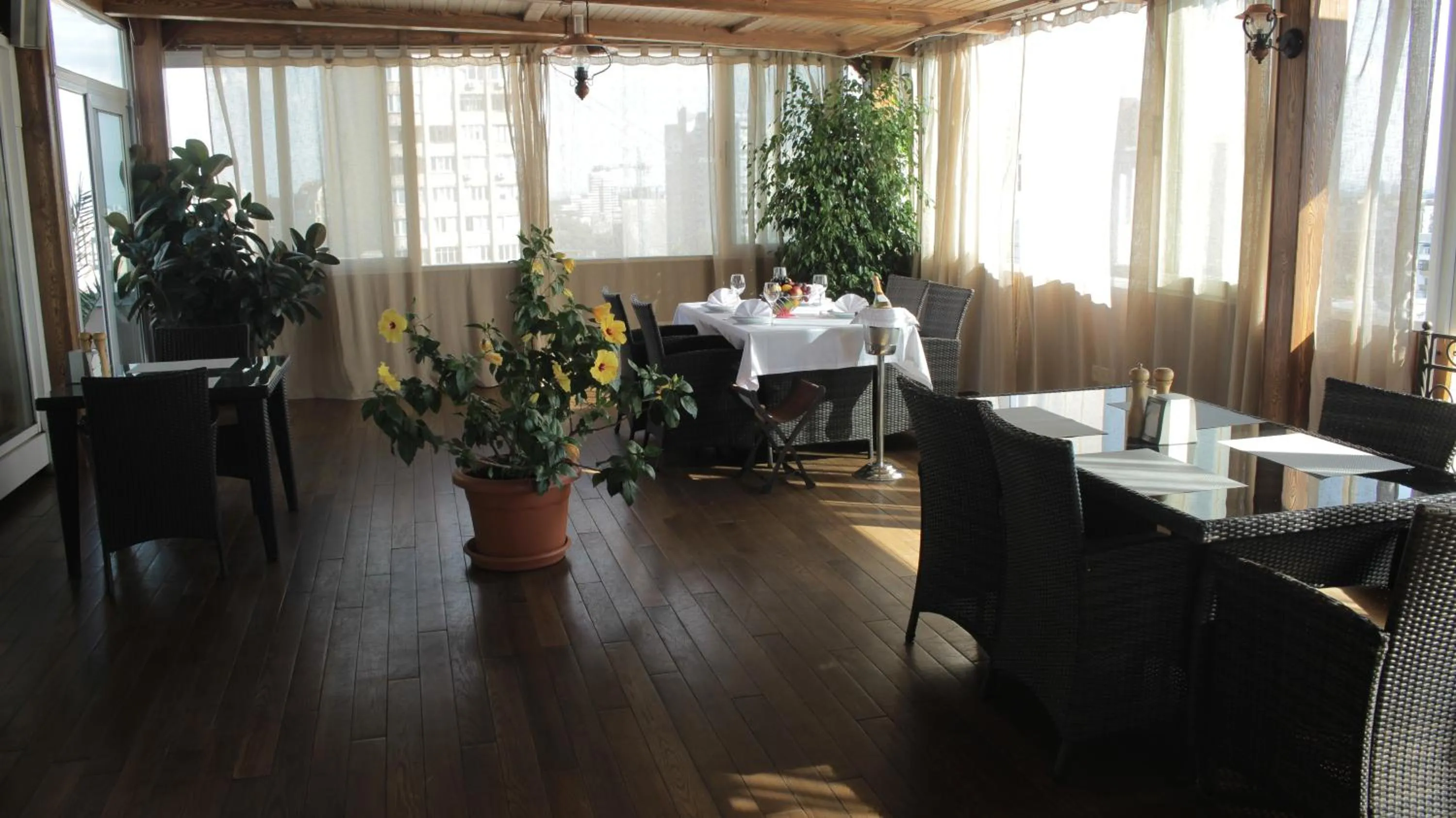 Restaurant/places to eat in Hotel Asteri