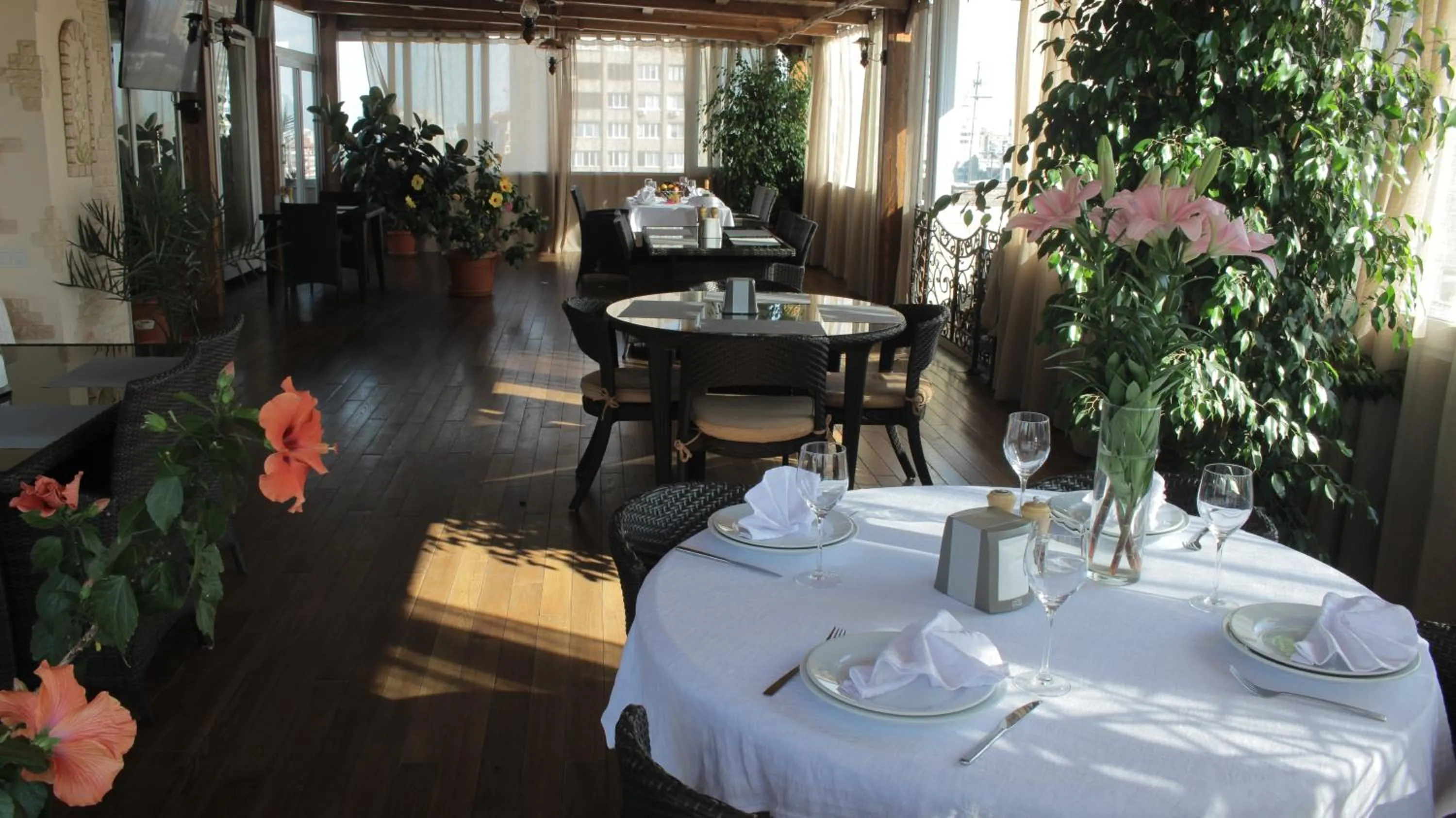 Restaurant/places to eat in Hotel Asteri