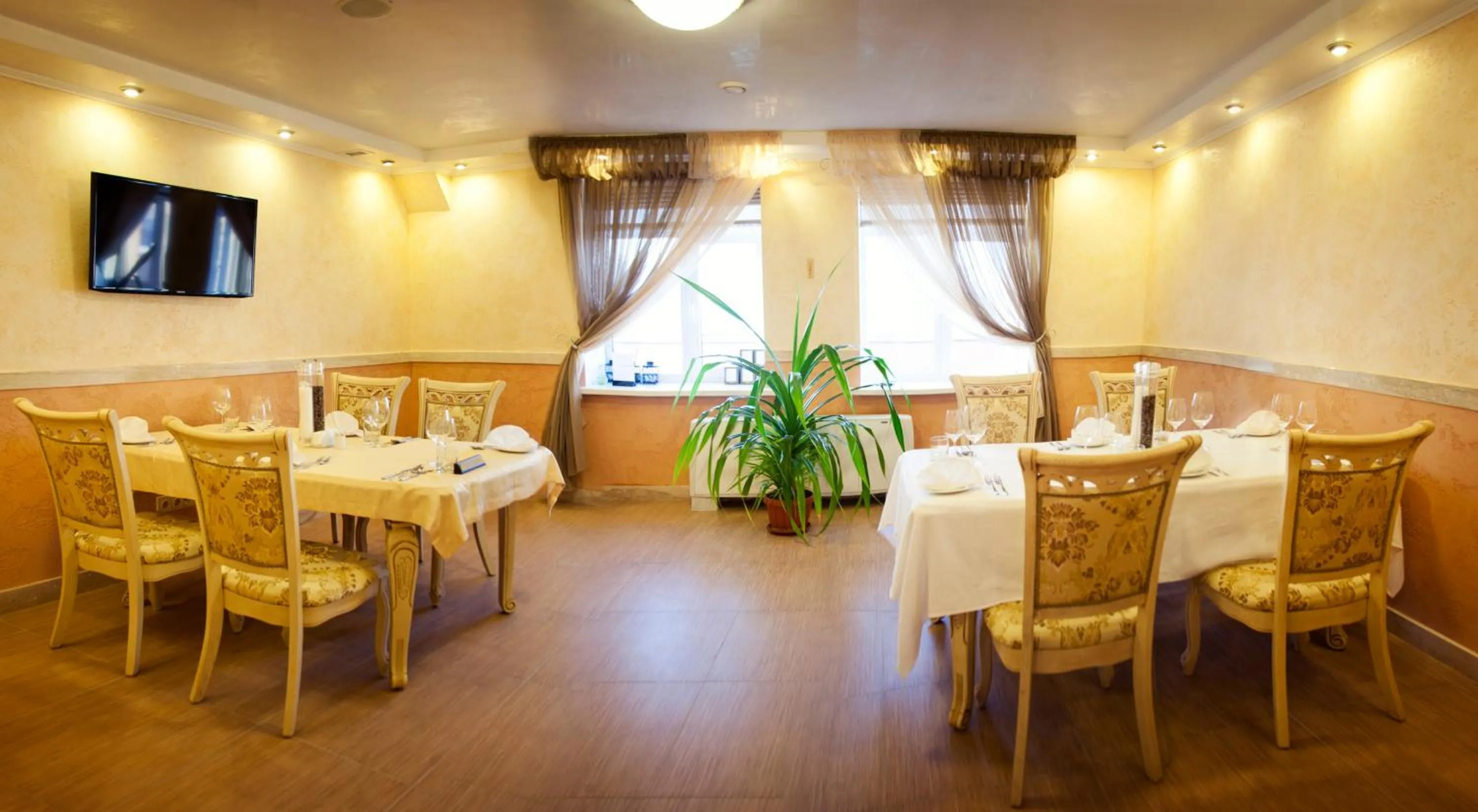 Restaurant/places to eat in Hotel Asteri