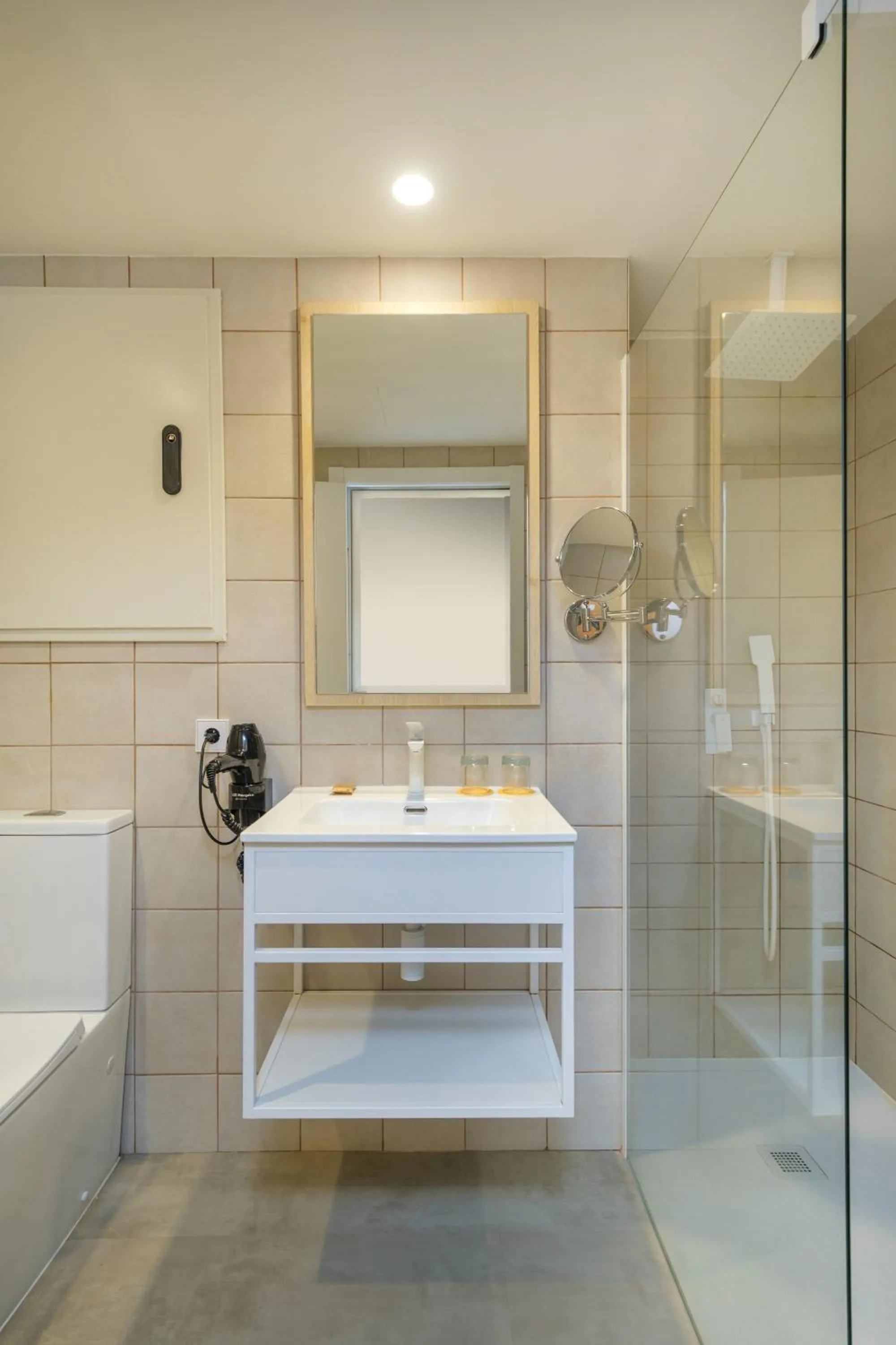 Shower in Cabot Cala Ferrera