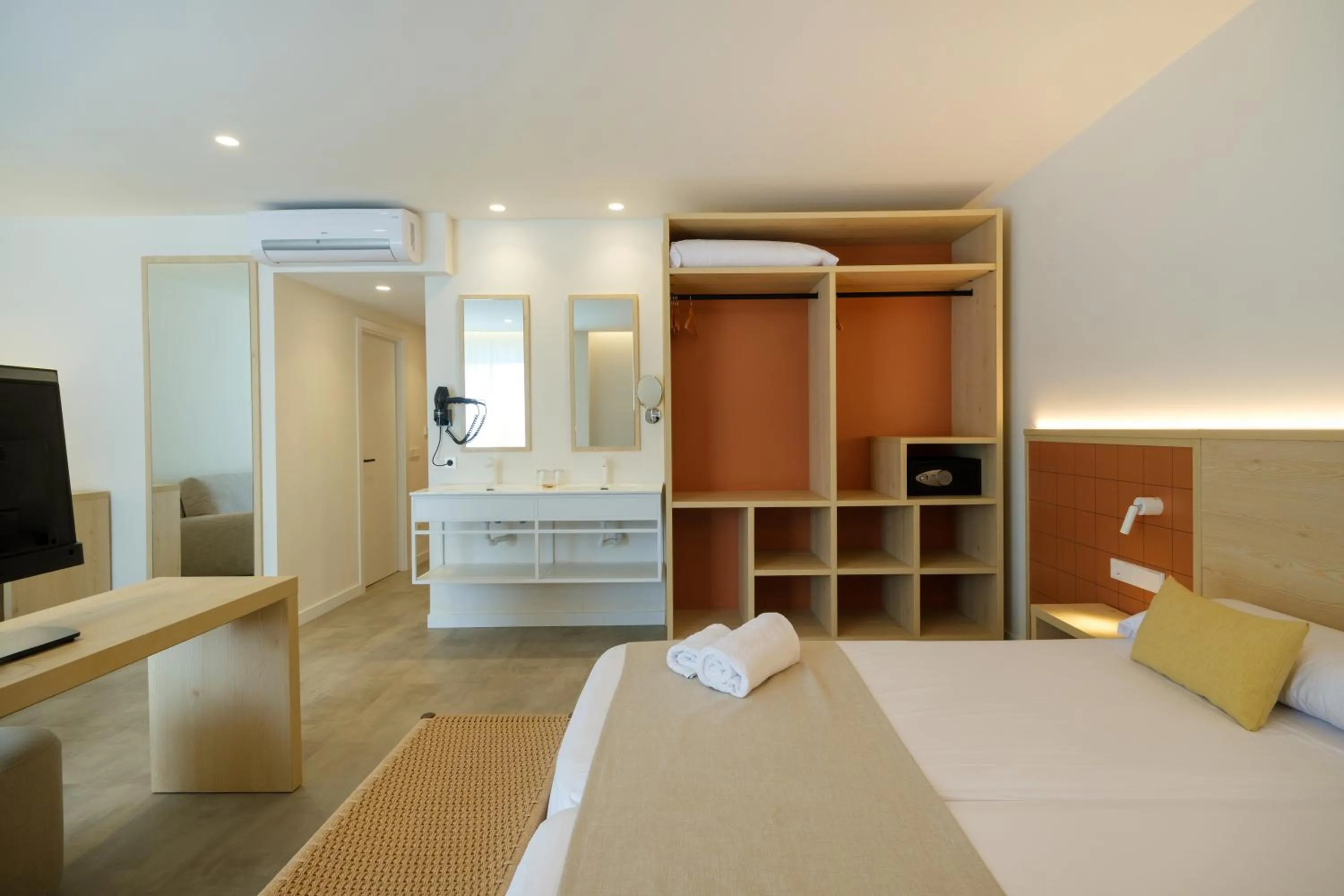 Photo of the whole room, Bed in Cabot Cala Ferrera