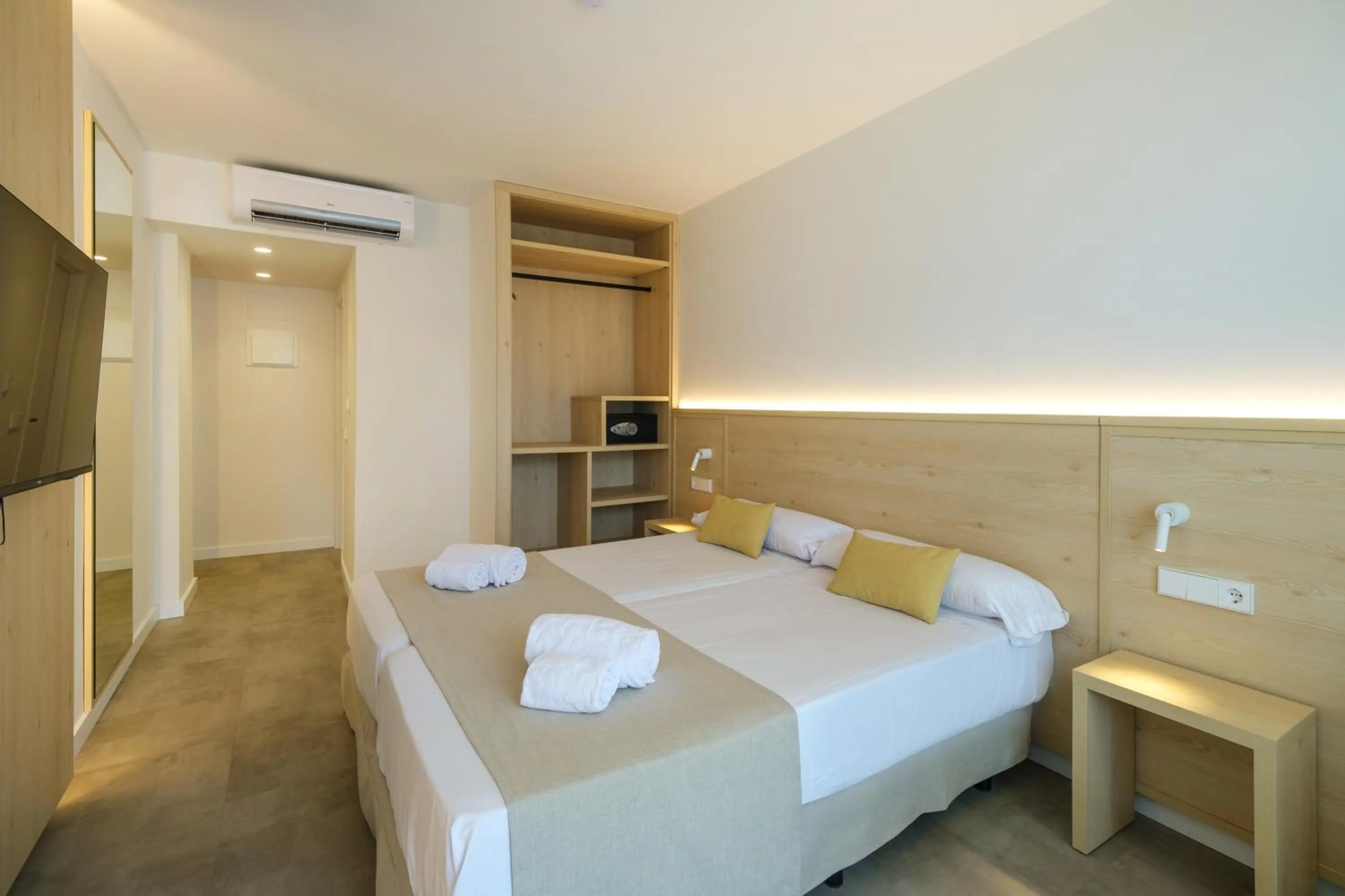 Photo of the whole room, Bed in Cabot Cala Ferrera