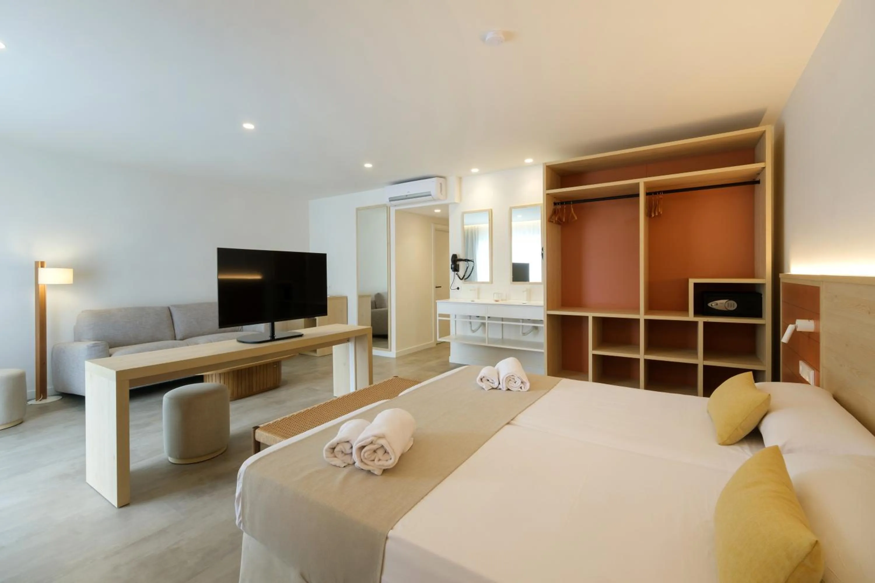 Photo of the whole room, Bed in Cabot Cala Ferrera