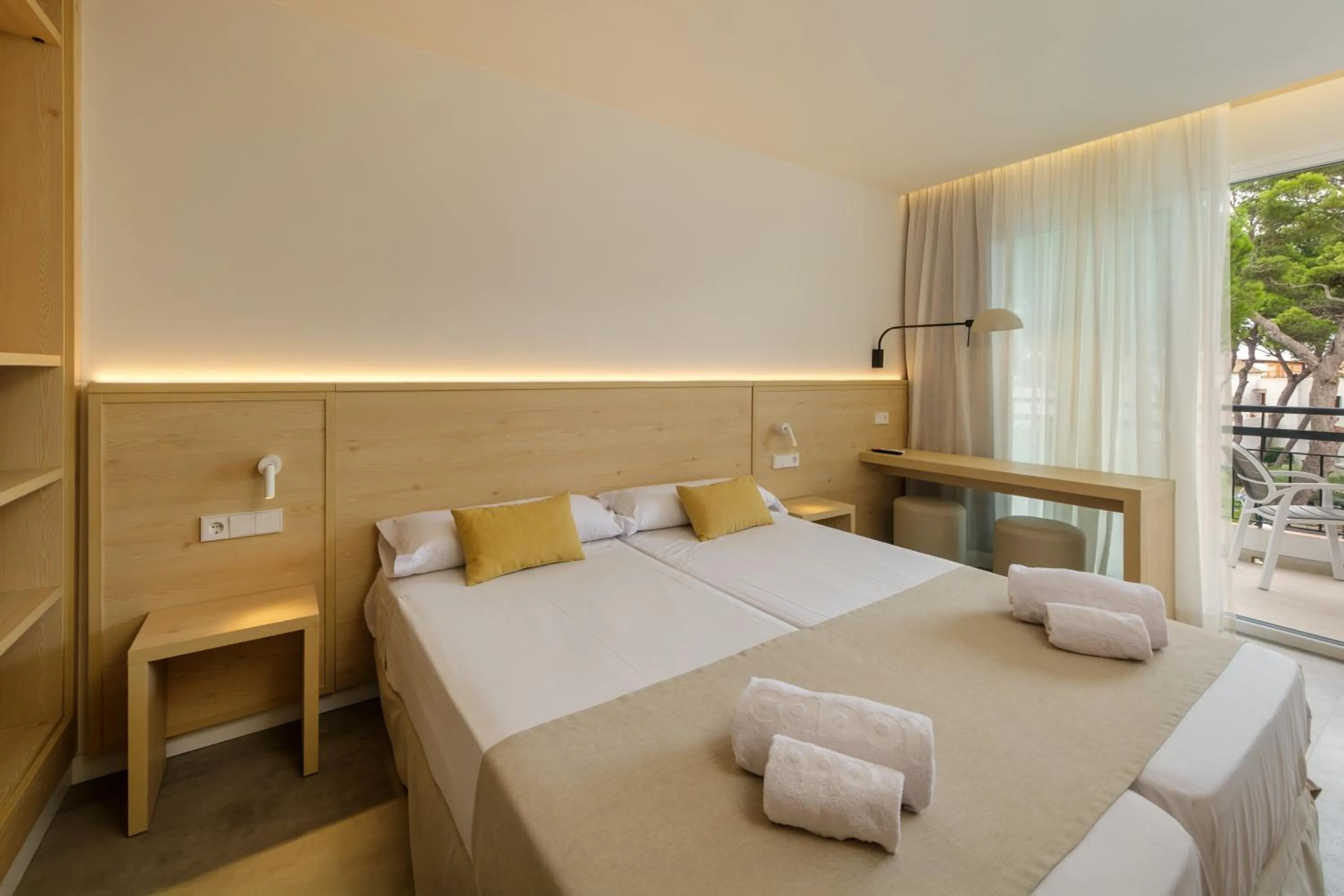 Photo of the whole room, Bed in Cabot Cala Ferrera