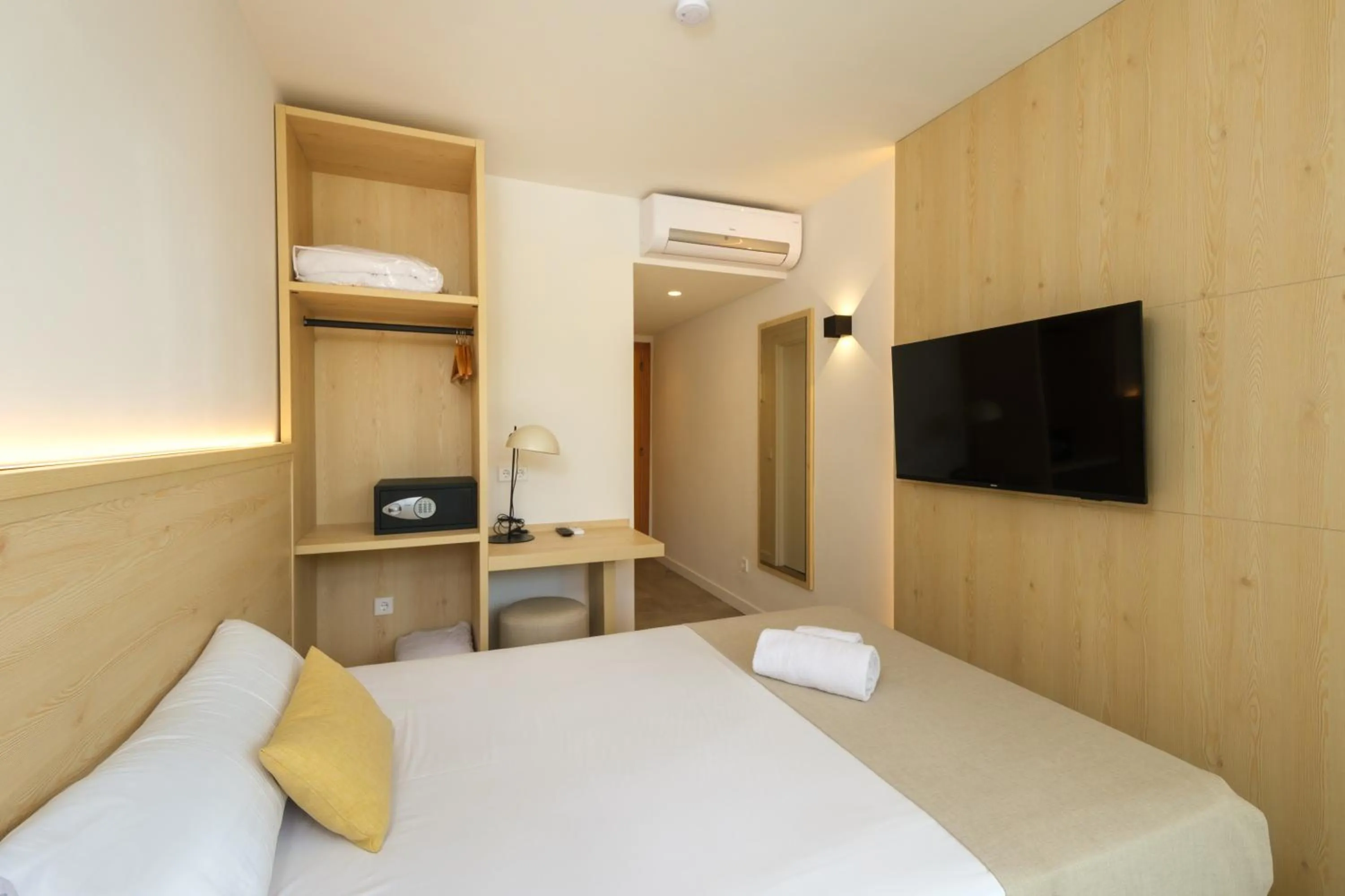 Photo of the whole room, Bed in Cabot Cala Ferrera