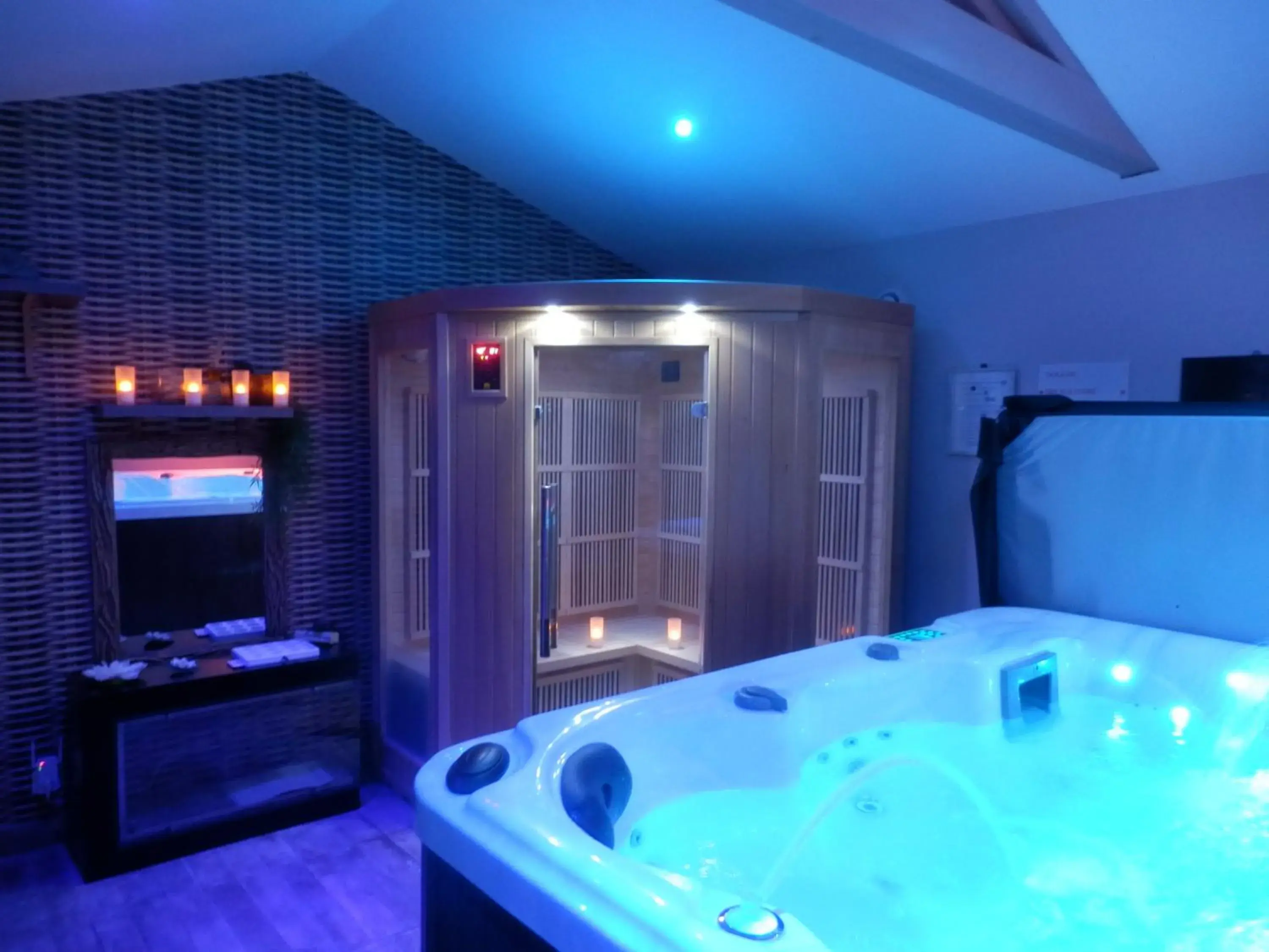 Suite luxe avec sauna et jacuzzi privée Suite luxe avec sauna et jacuzzi privée