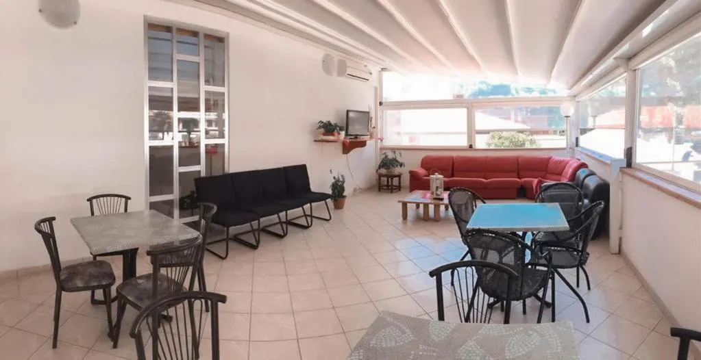 Communal lounge/ TV room in Hotel Zeus