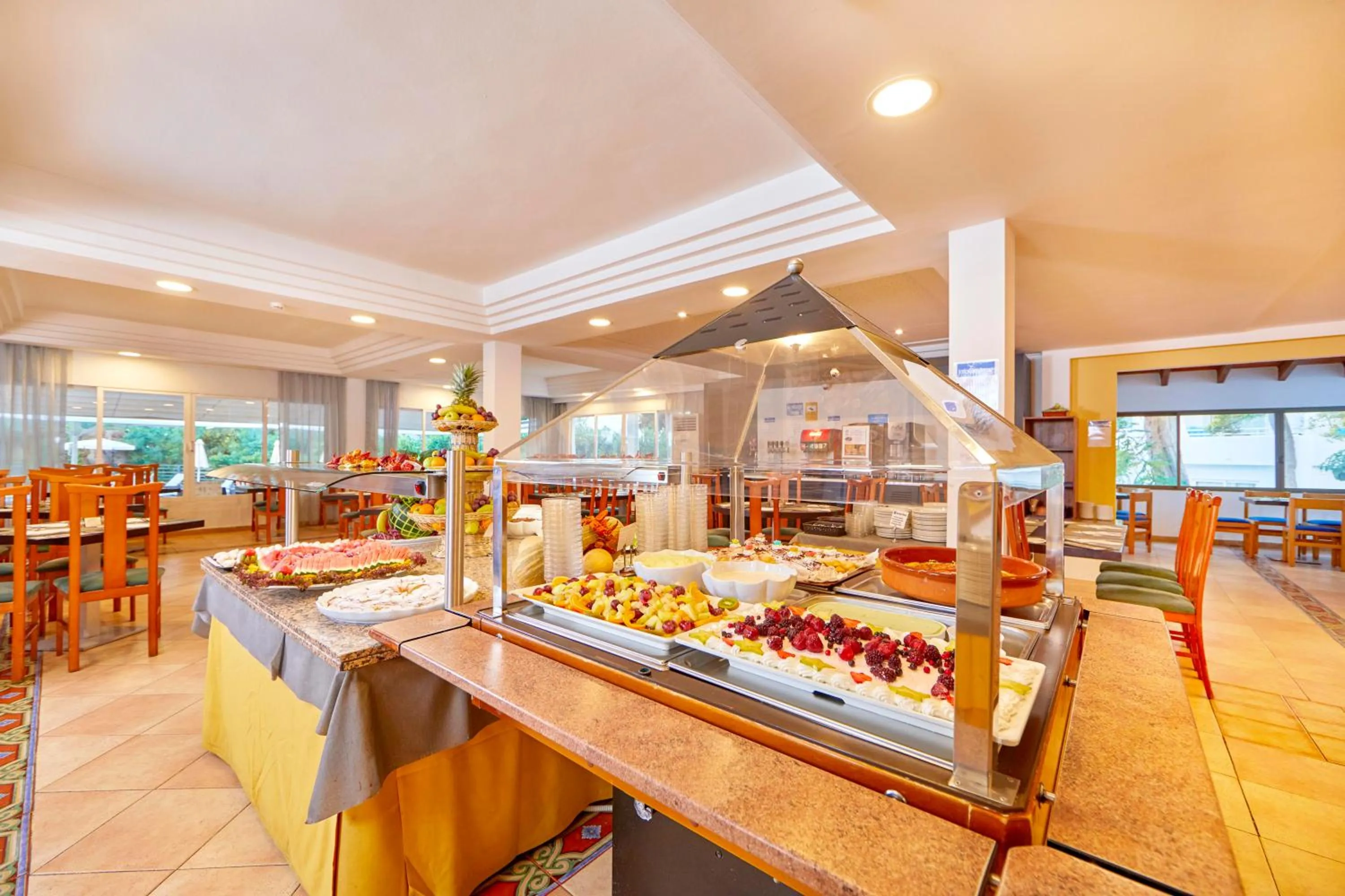 Restaurant/places to eat in Gavimar Cala Gran Hotel and Apartments