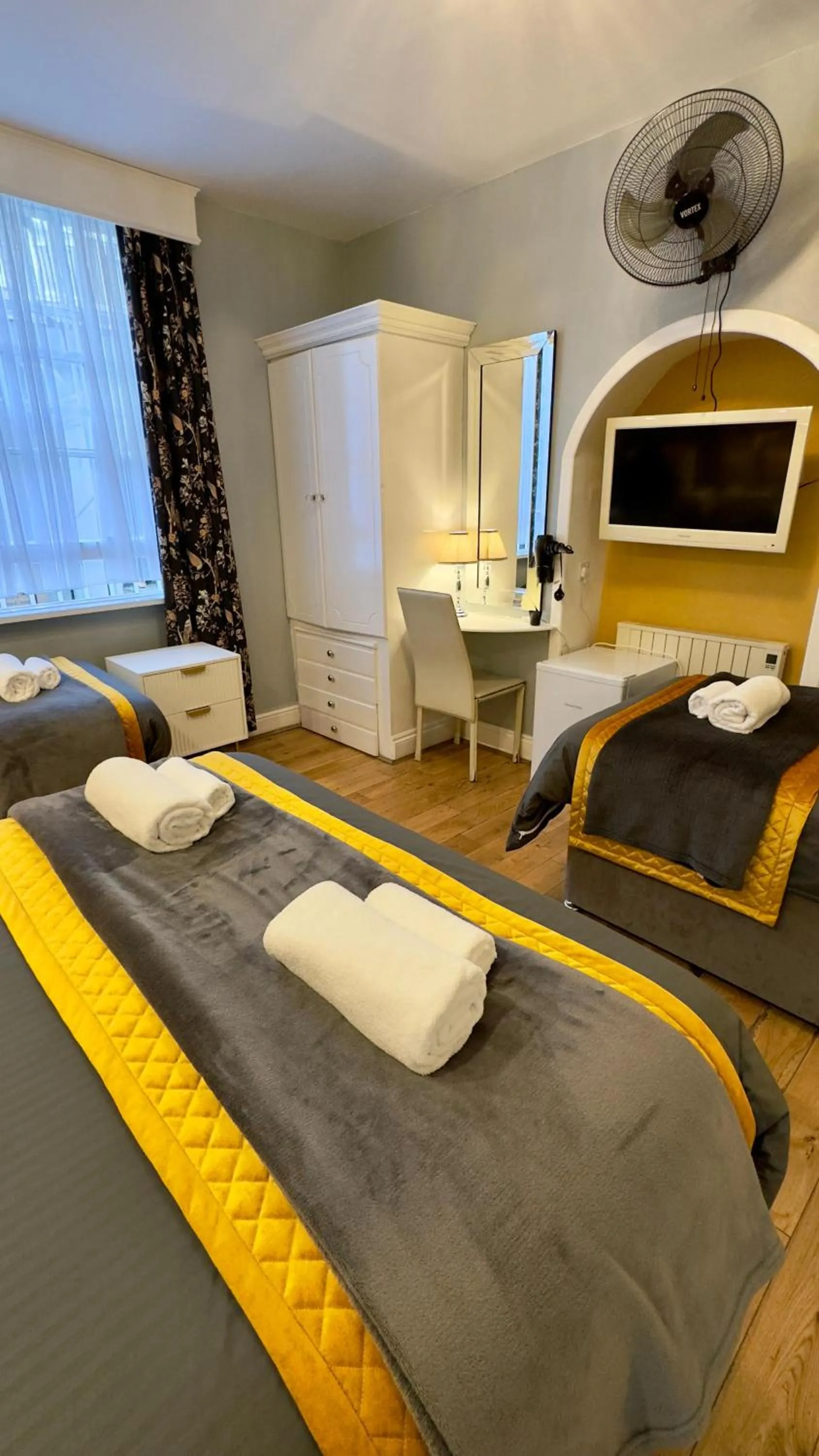 Bed in Piccolino Hyde Park Hotel