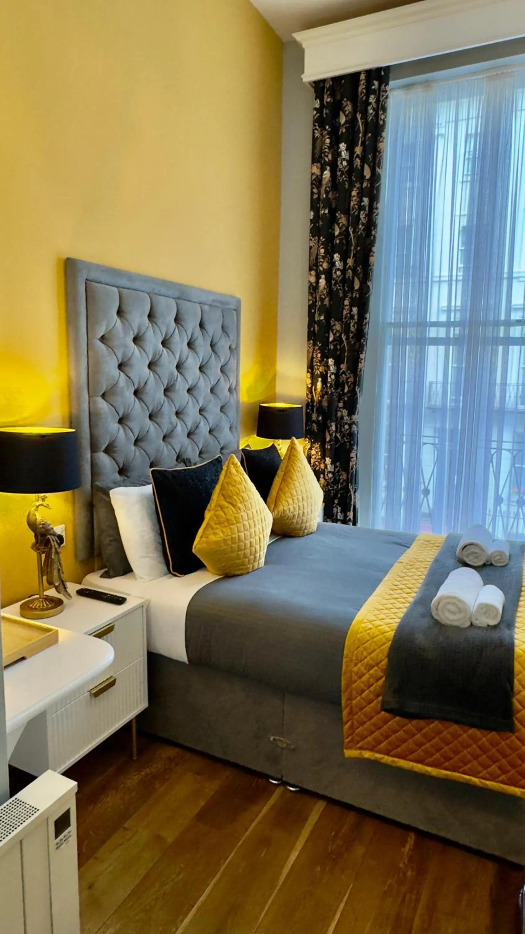 Bed in Piccolino Hyde Park Hotel