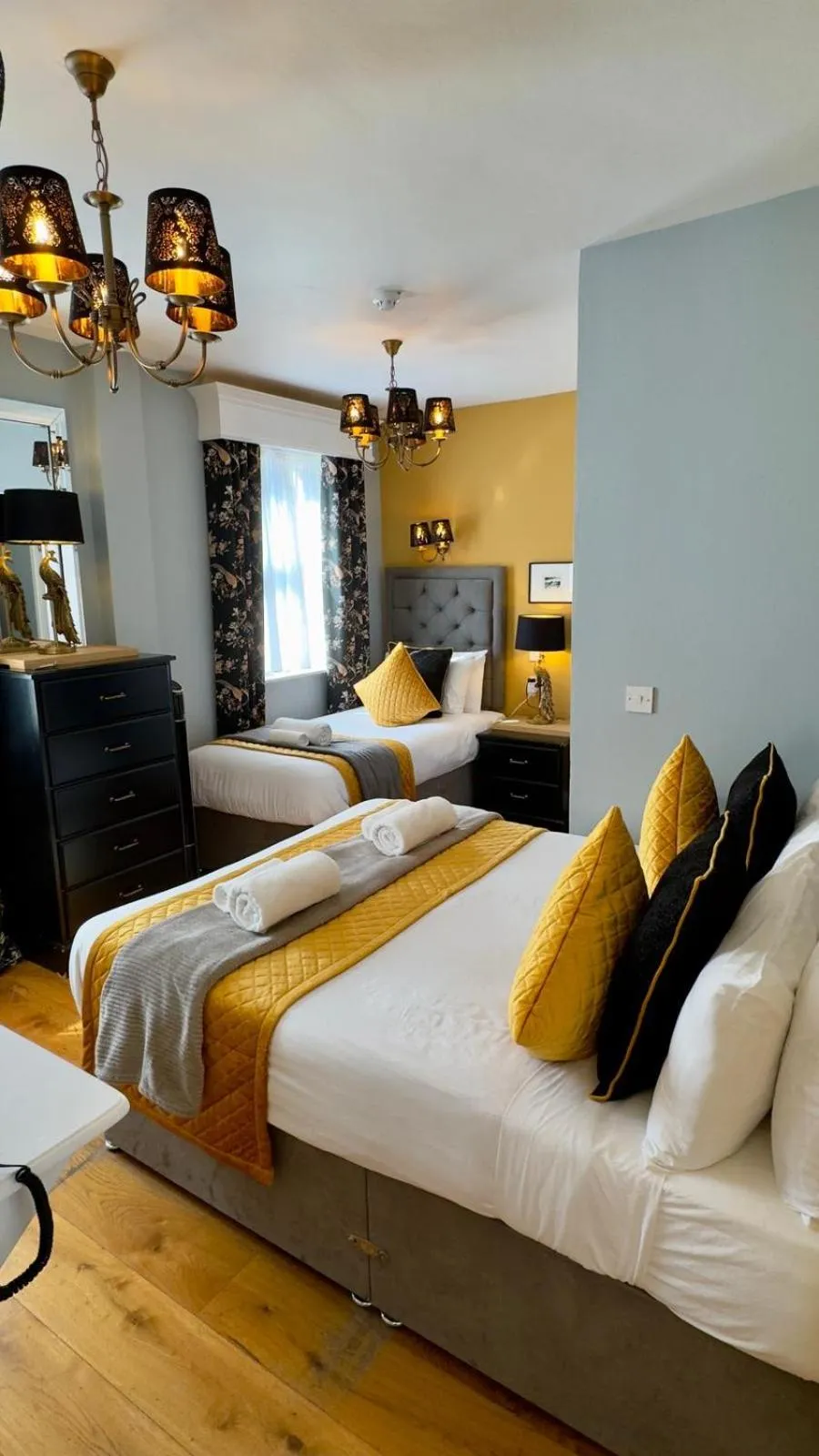 Bed in Piccolino Hyde Park Hotel