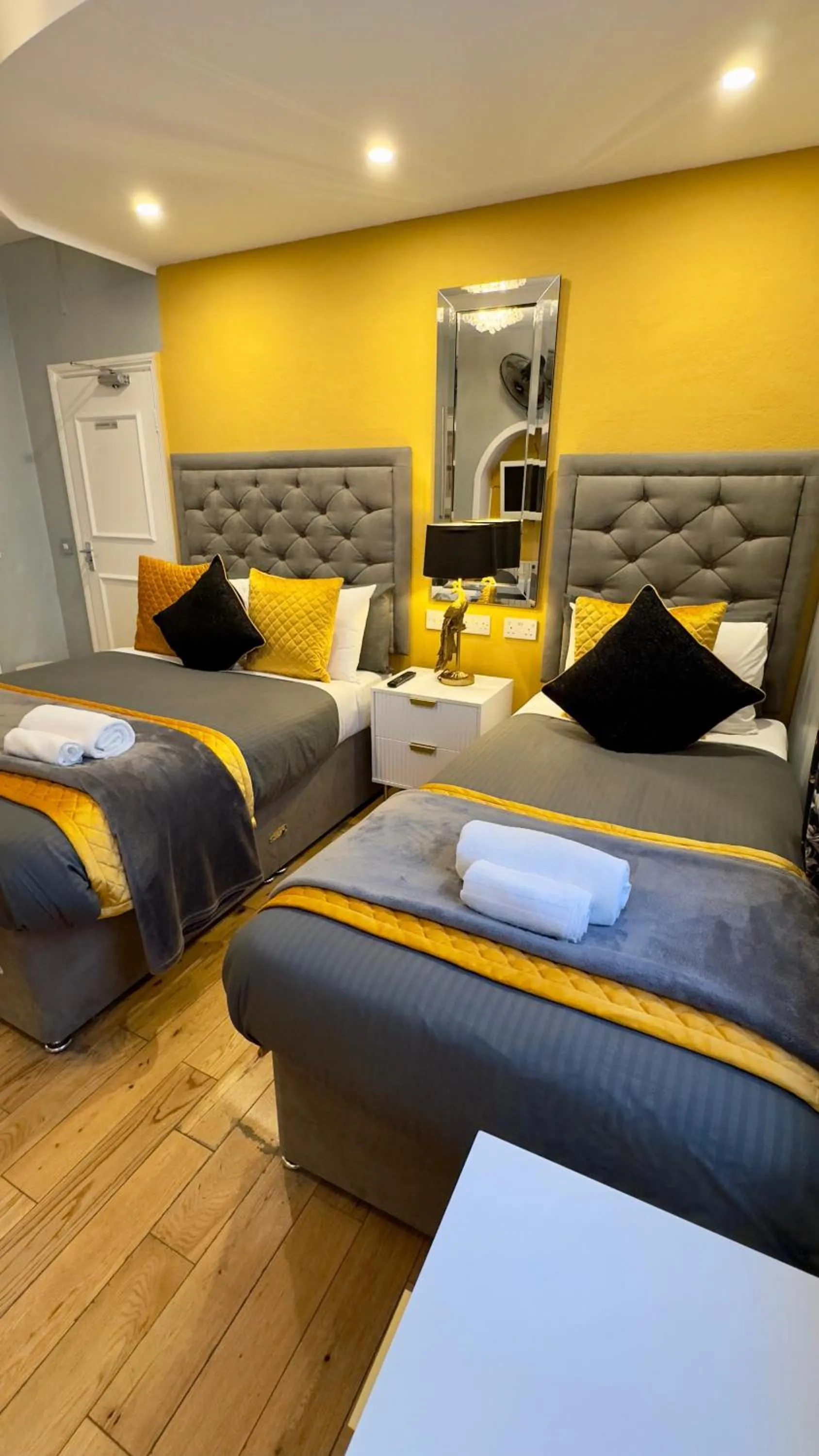 Bed in Piccolino Hyde Park Hotel