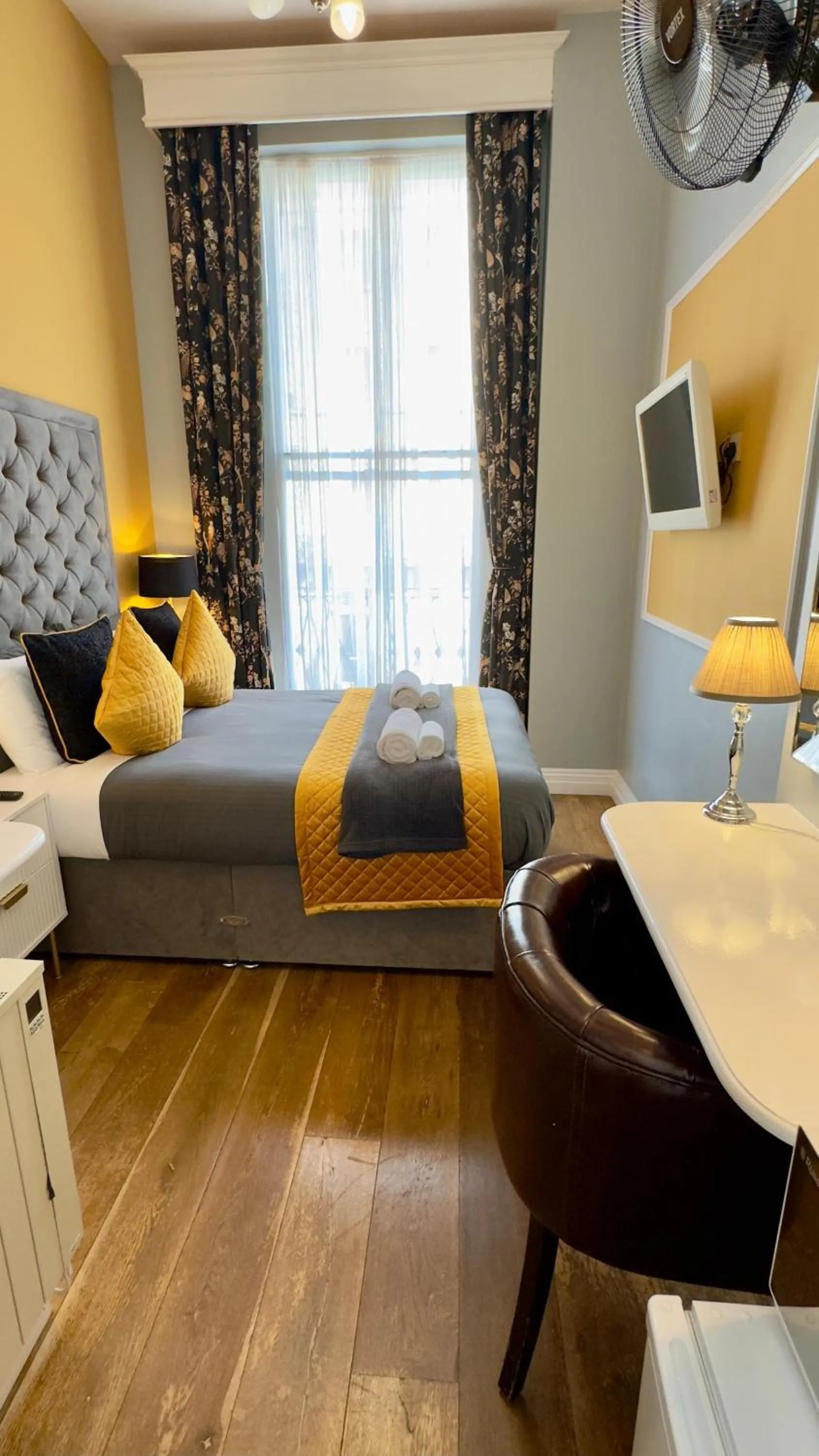 Bed in Piccolino Hyde Park Hotel