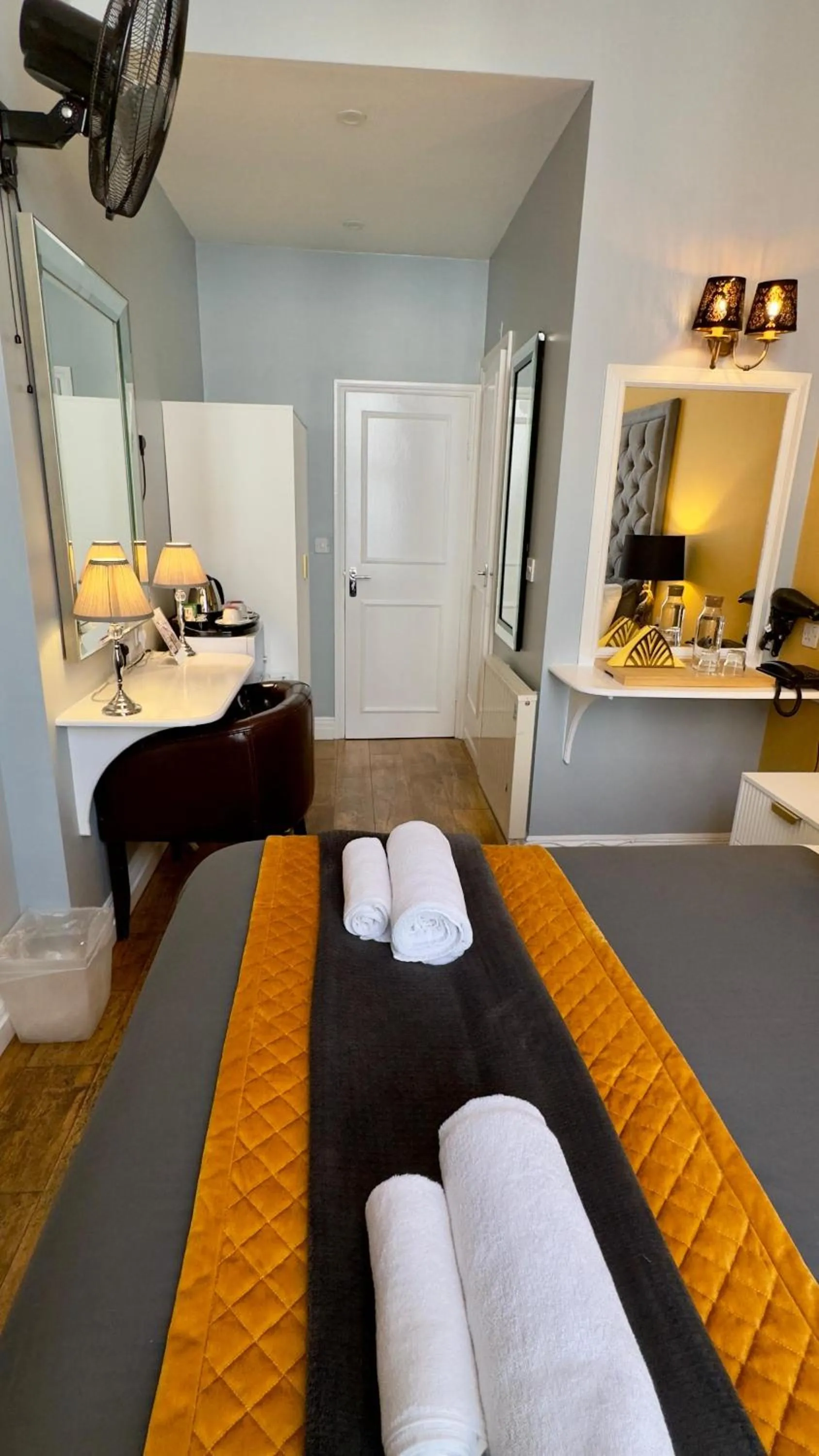 Bed in Piccolino Hyde Park Hotel