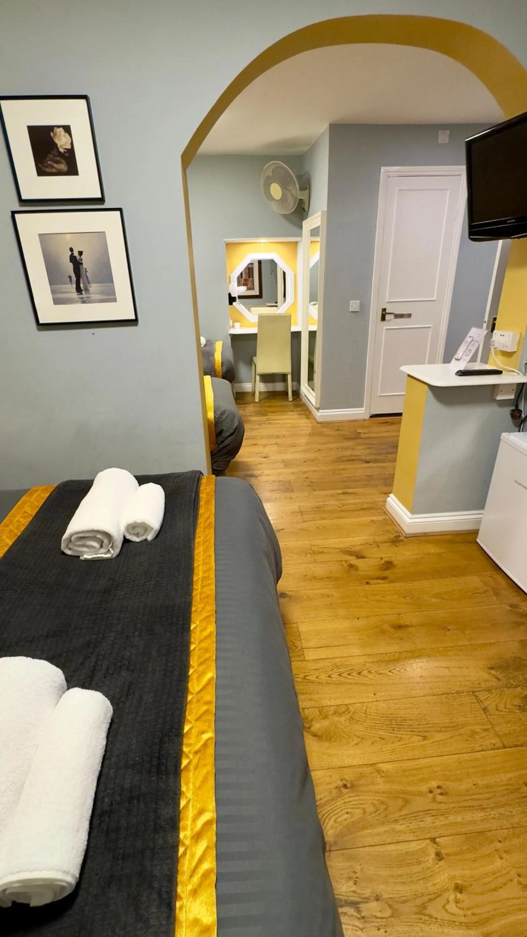 Bed in Piccolino Hyde Park Hotel