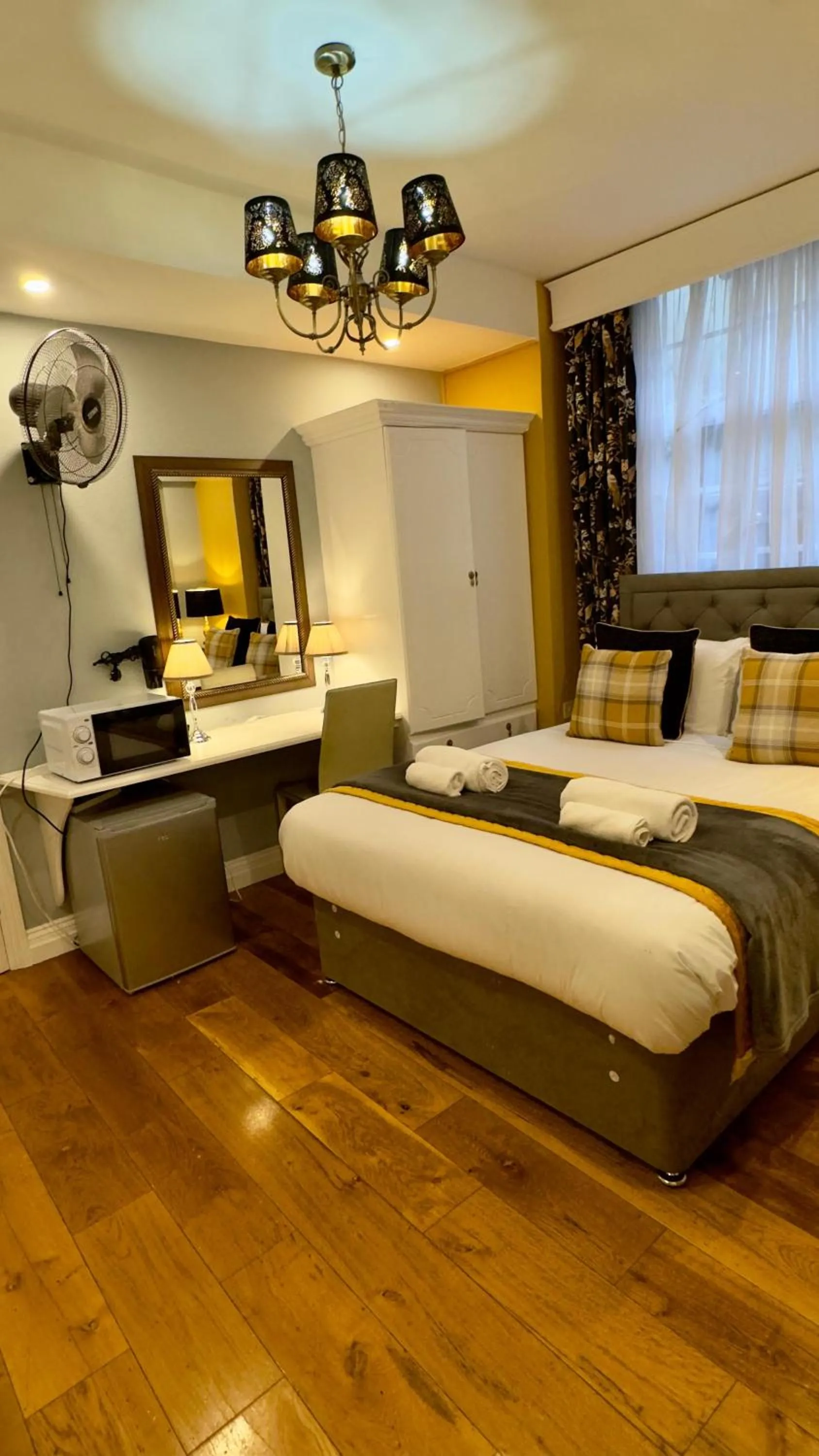 Bed in Piccolino Hyde Park Hotel