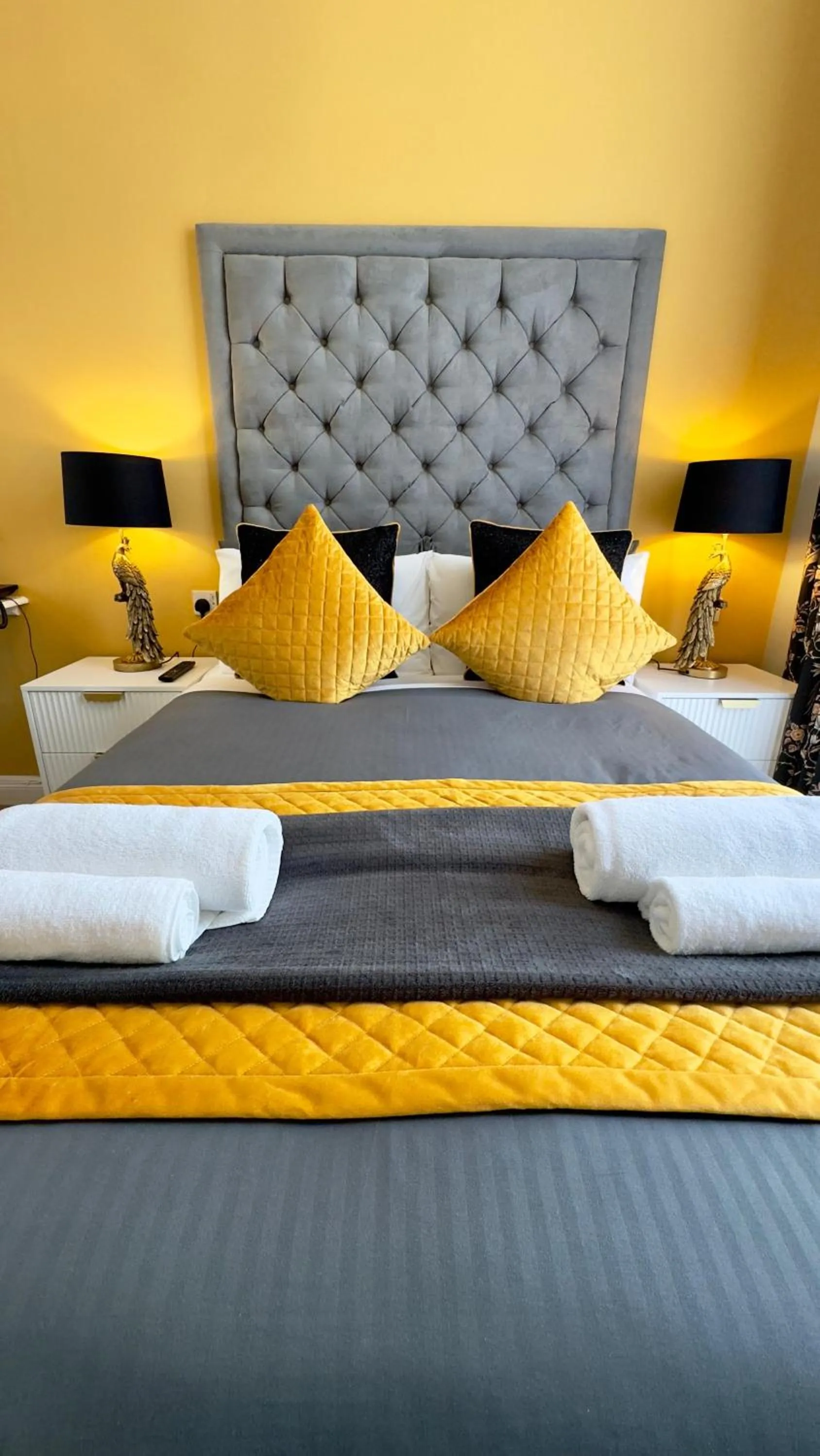 Bed in Piccolino Hyde Park Hotel