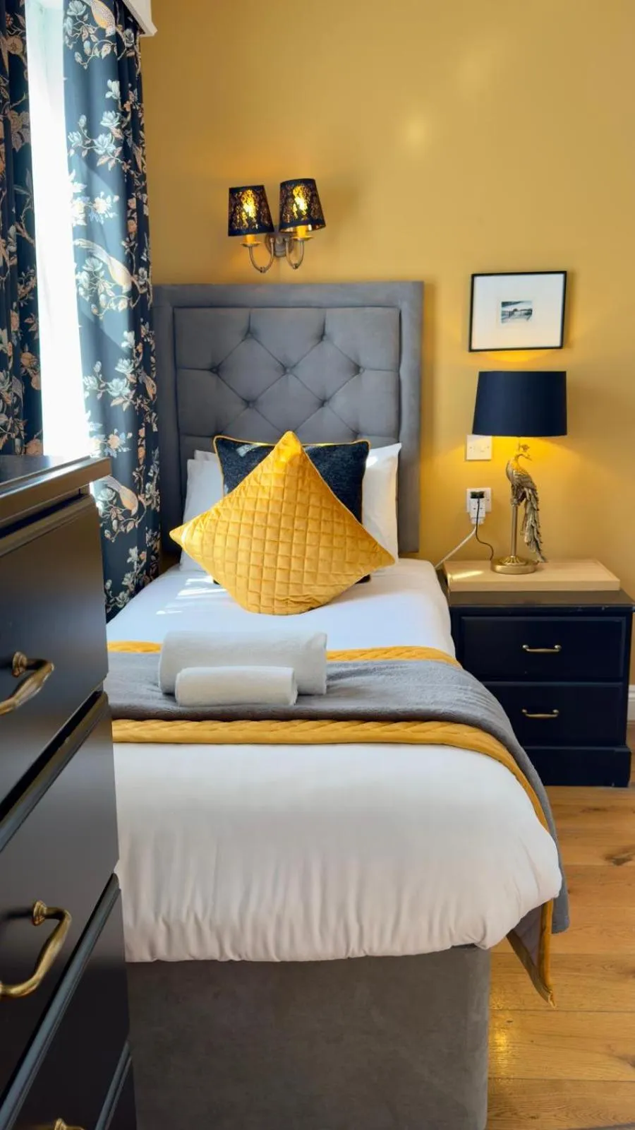 Bed in Piccolino Hyde Park Hotel