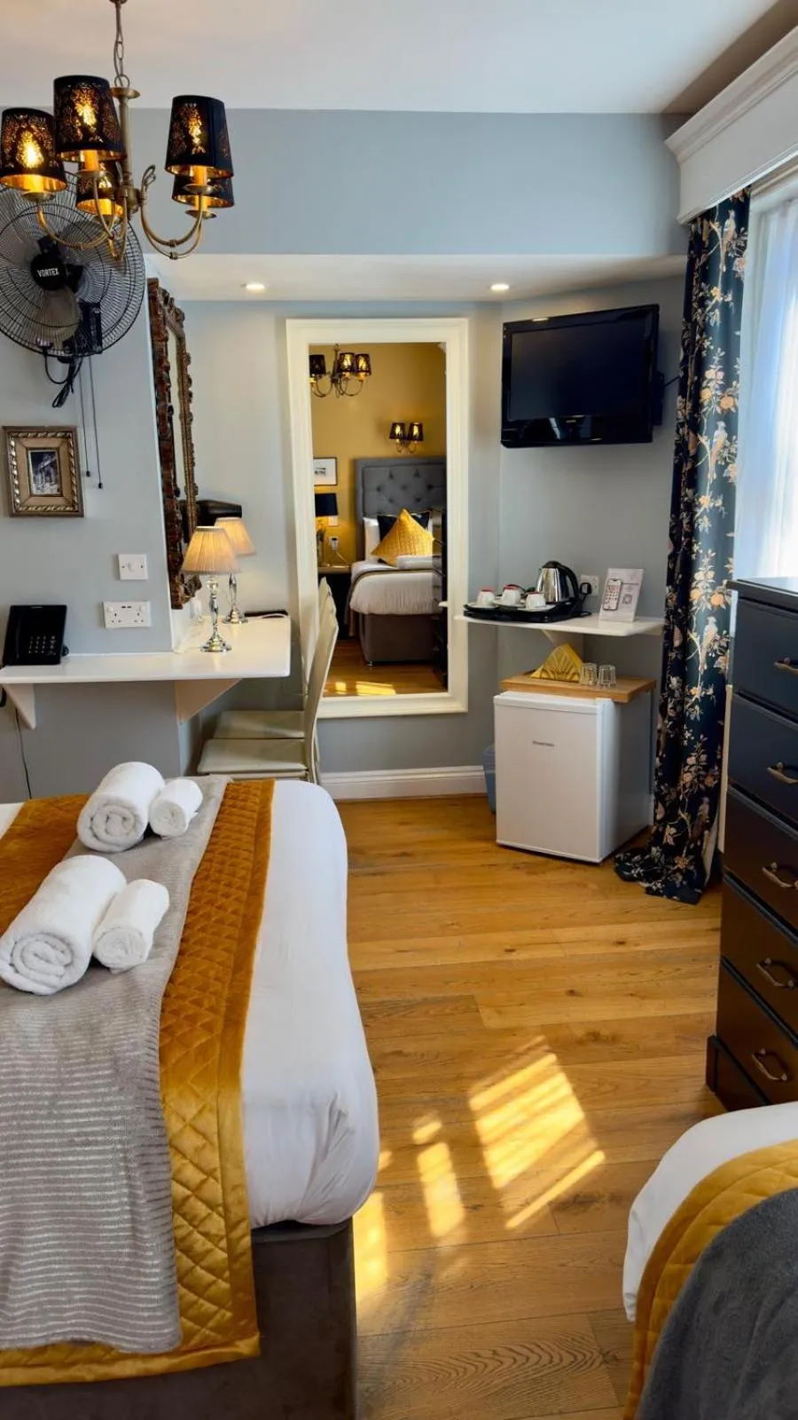 Bed in Piccolino Hyde Park Hotel