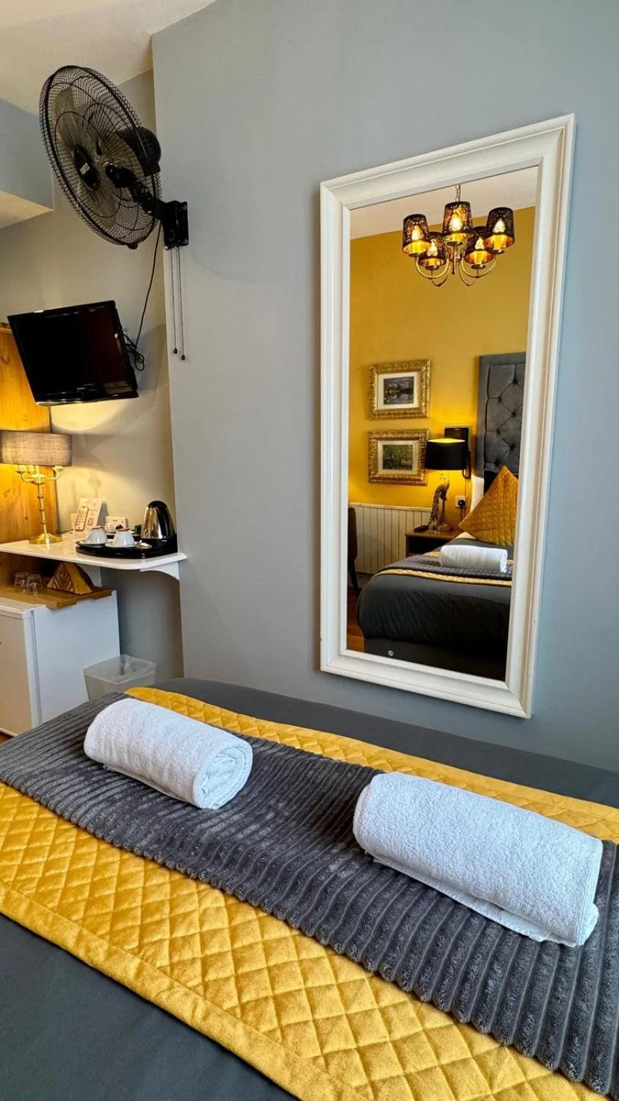 Bed in Piccolino Hyde Park Hotel