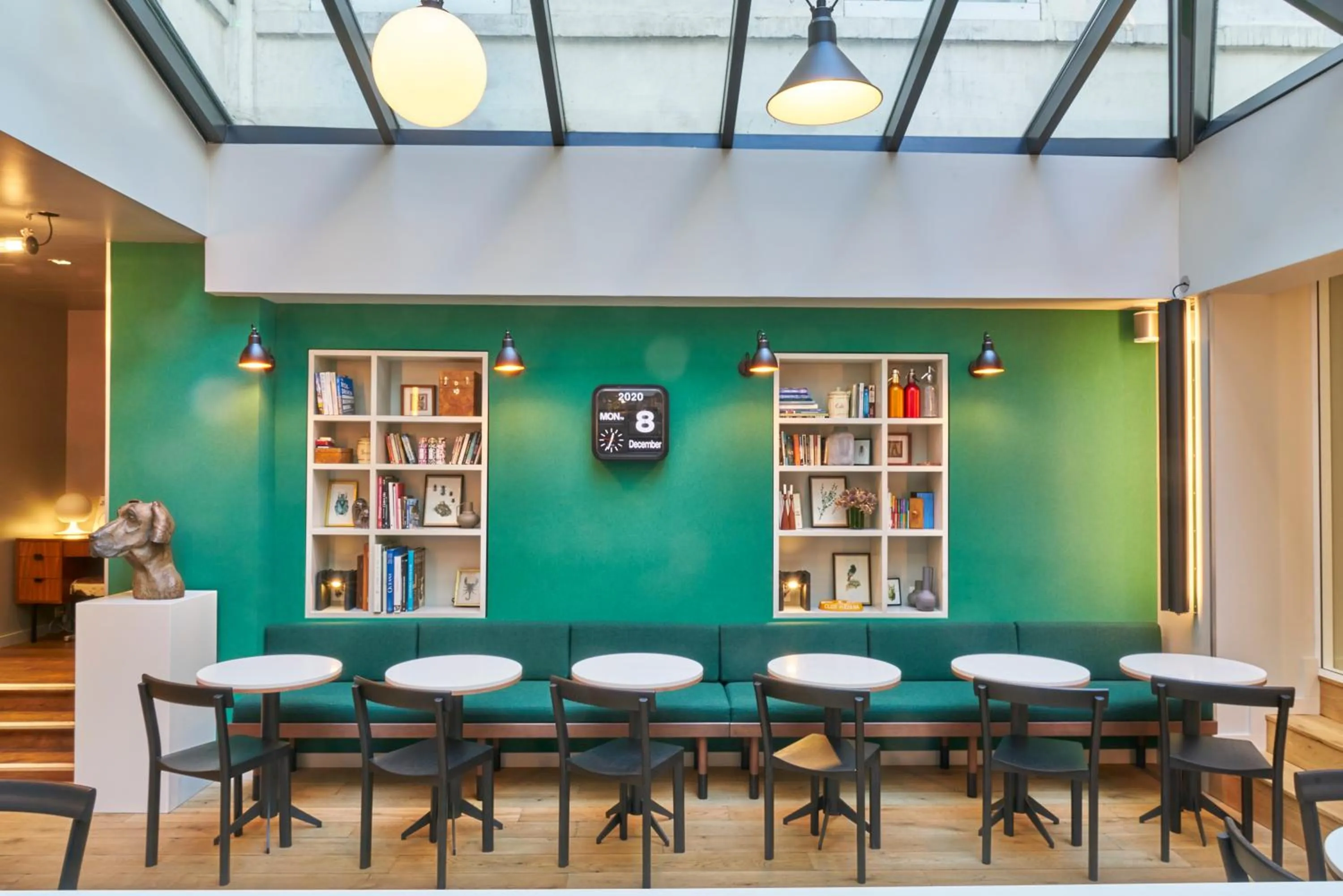 Library in Le Basile Hôtel