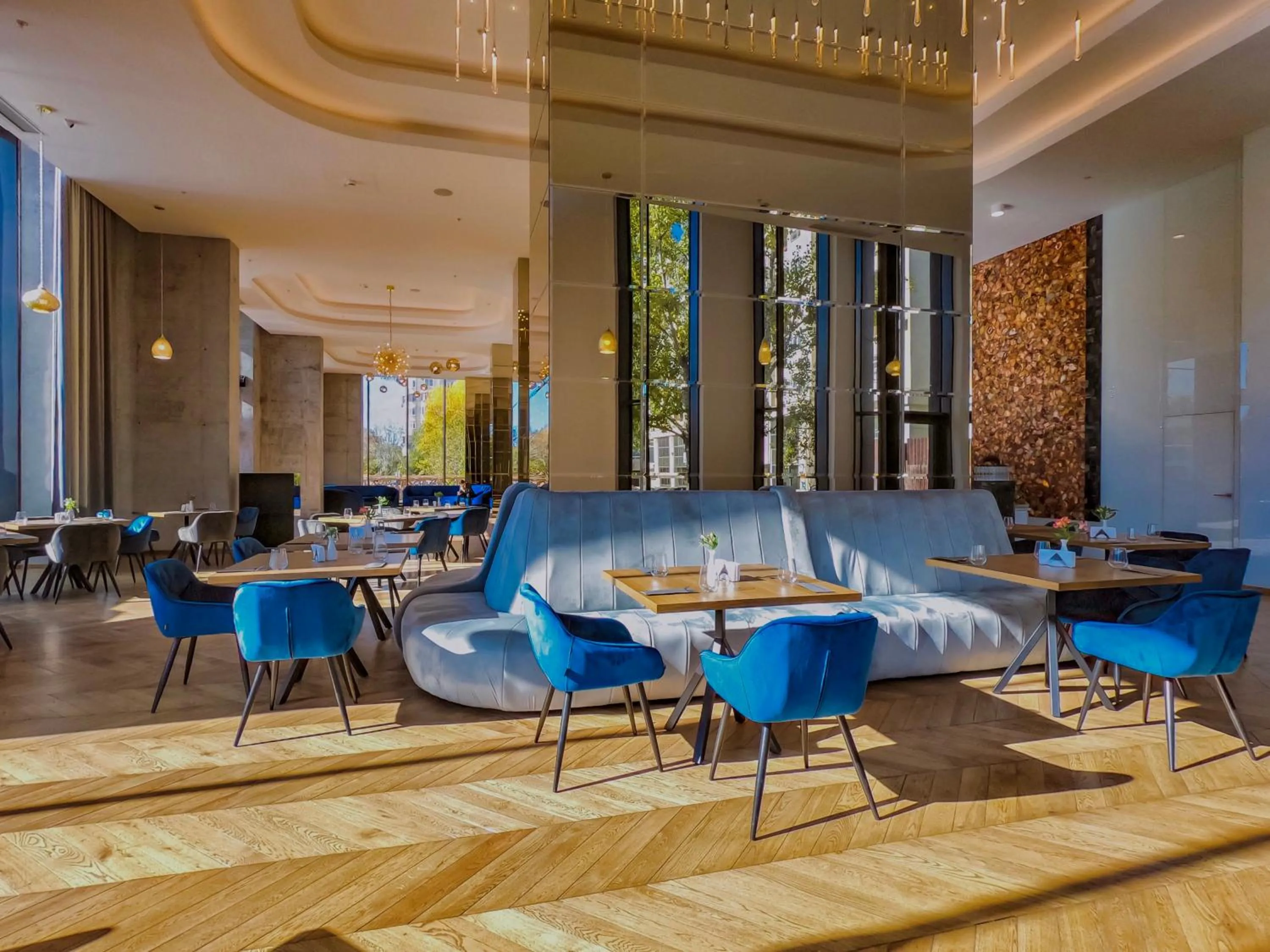 Restaurant/places to eat in Union Plaza Hotel