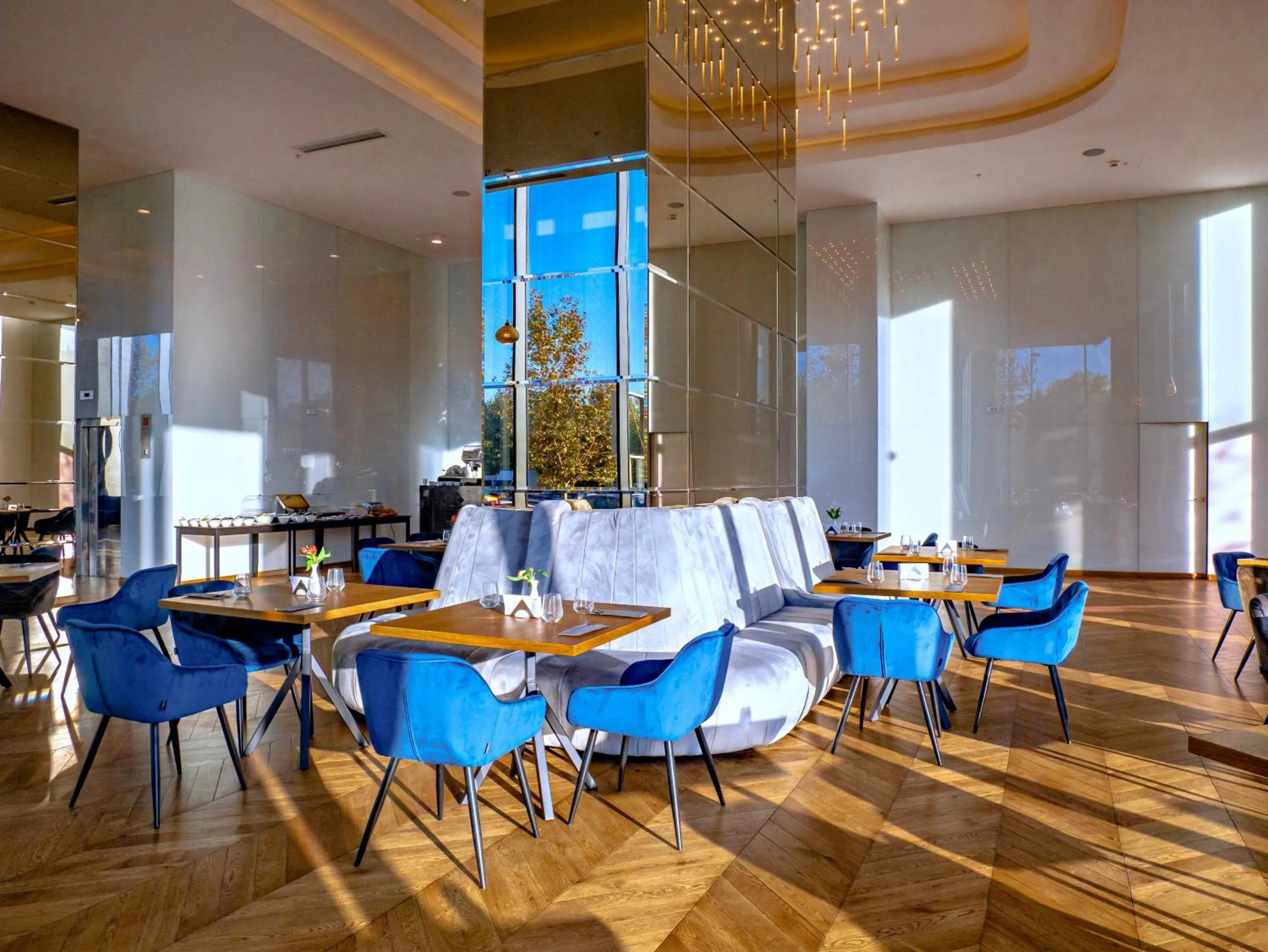 Restaurant/places to eat in Union Plaza Hotel