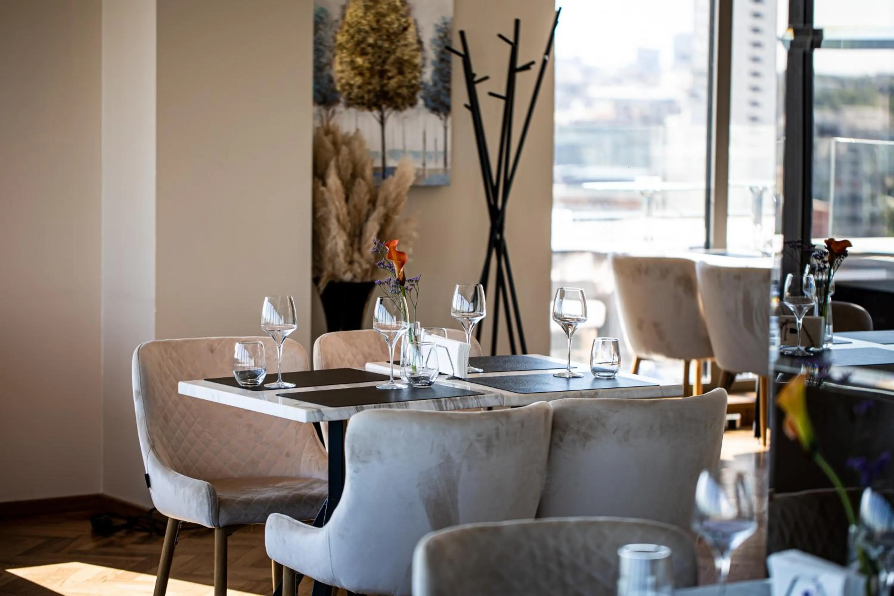 Restaurant/places to eat in Union Plaza Hotel