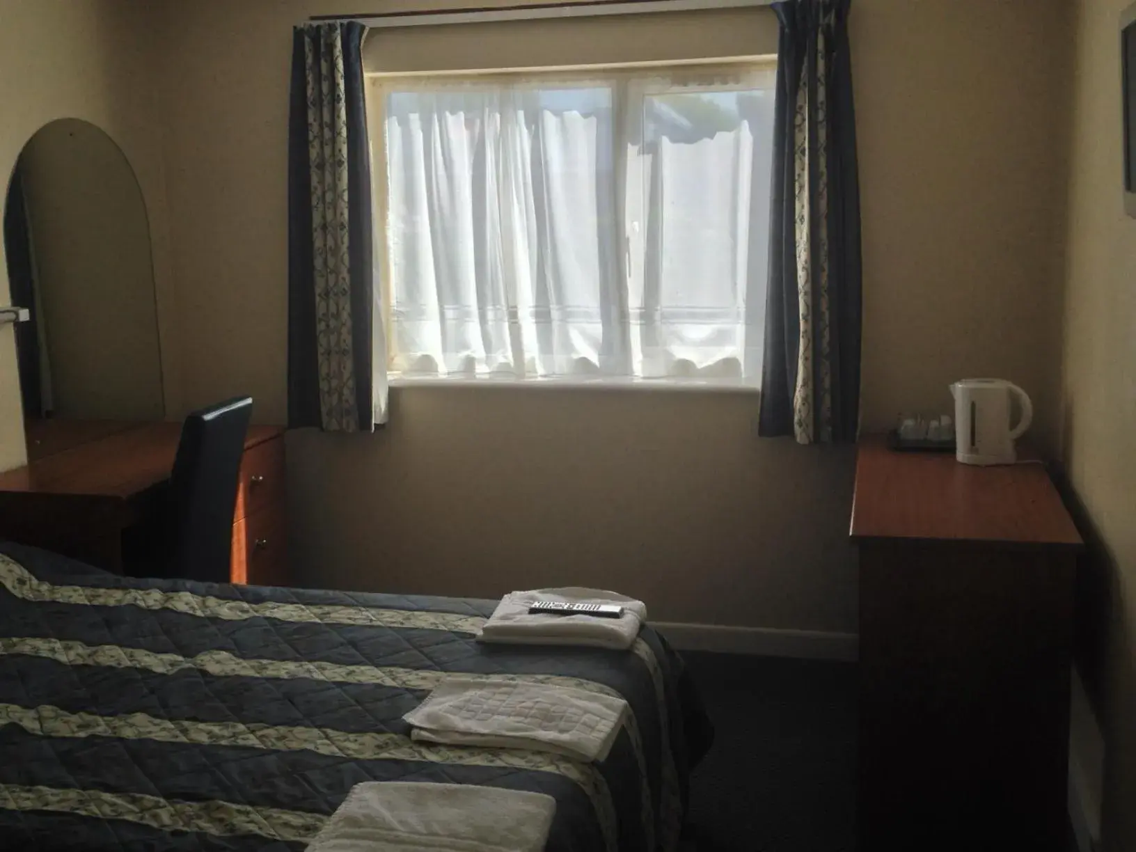 Bedroom, Bed in Elmhurst Hotel