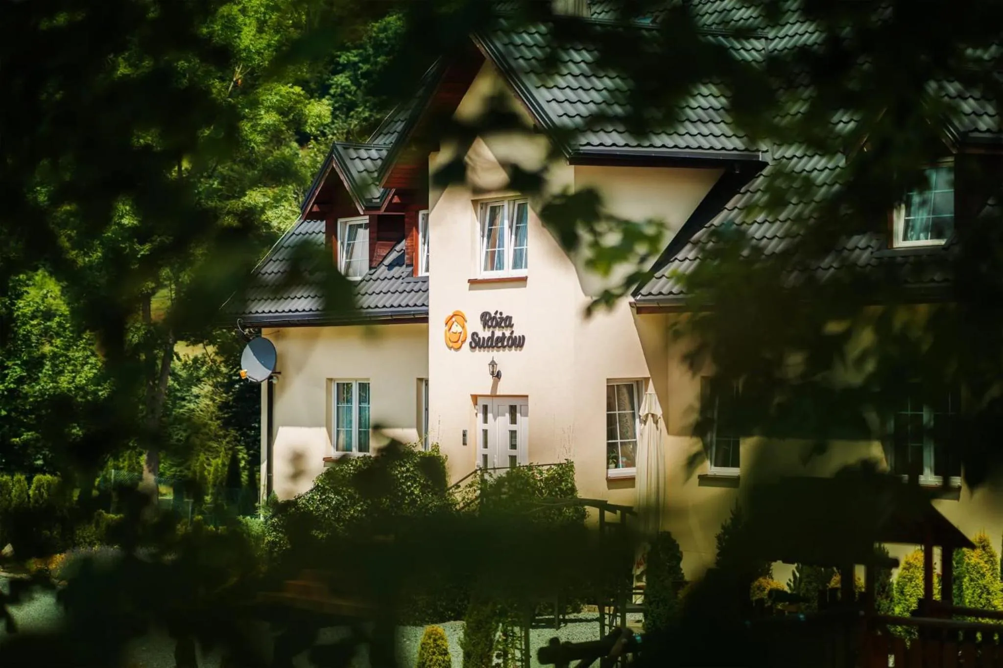 Property building in Róża Sudetów