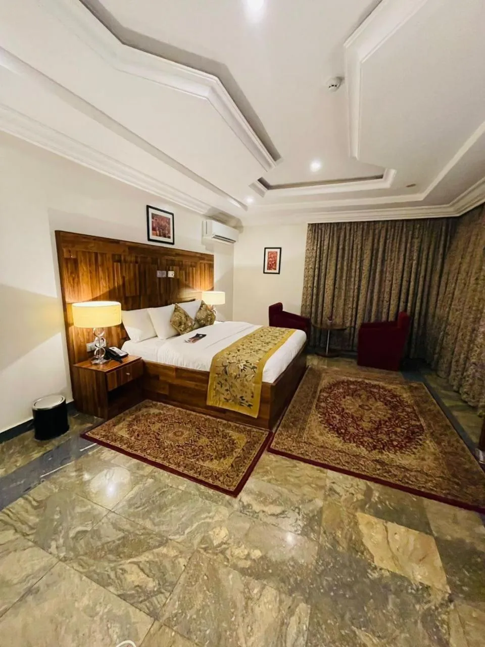 Bed in Qualibest Grand Hotels