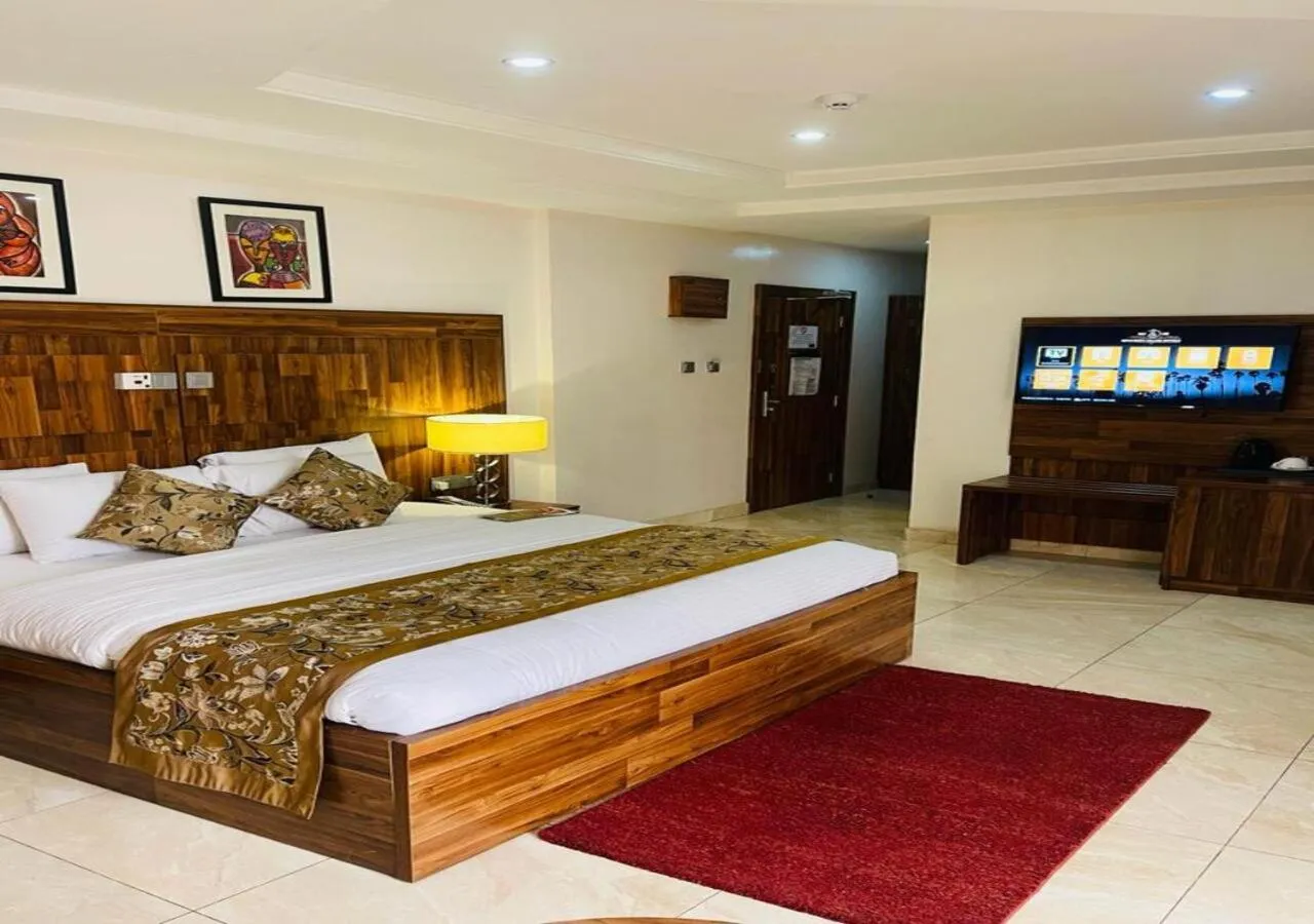 Bed in Qualibest Grand Hotels