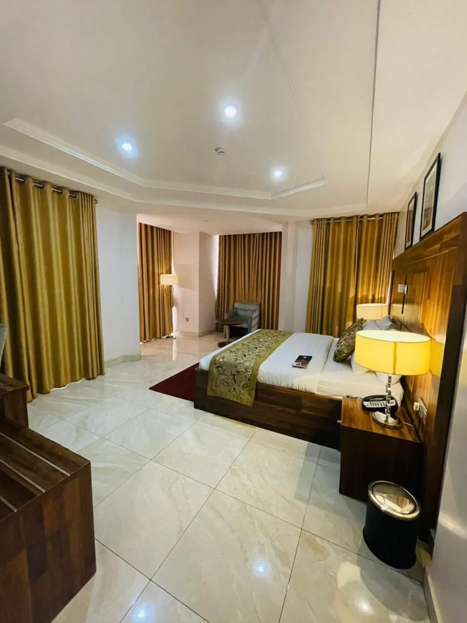 Bed in Qualibest Grand Hotels