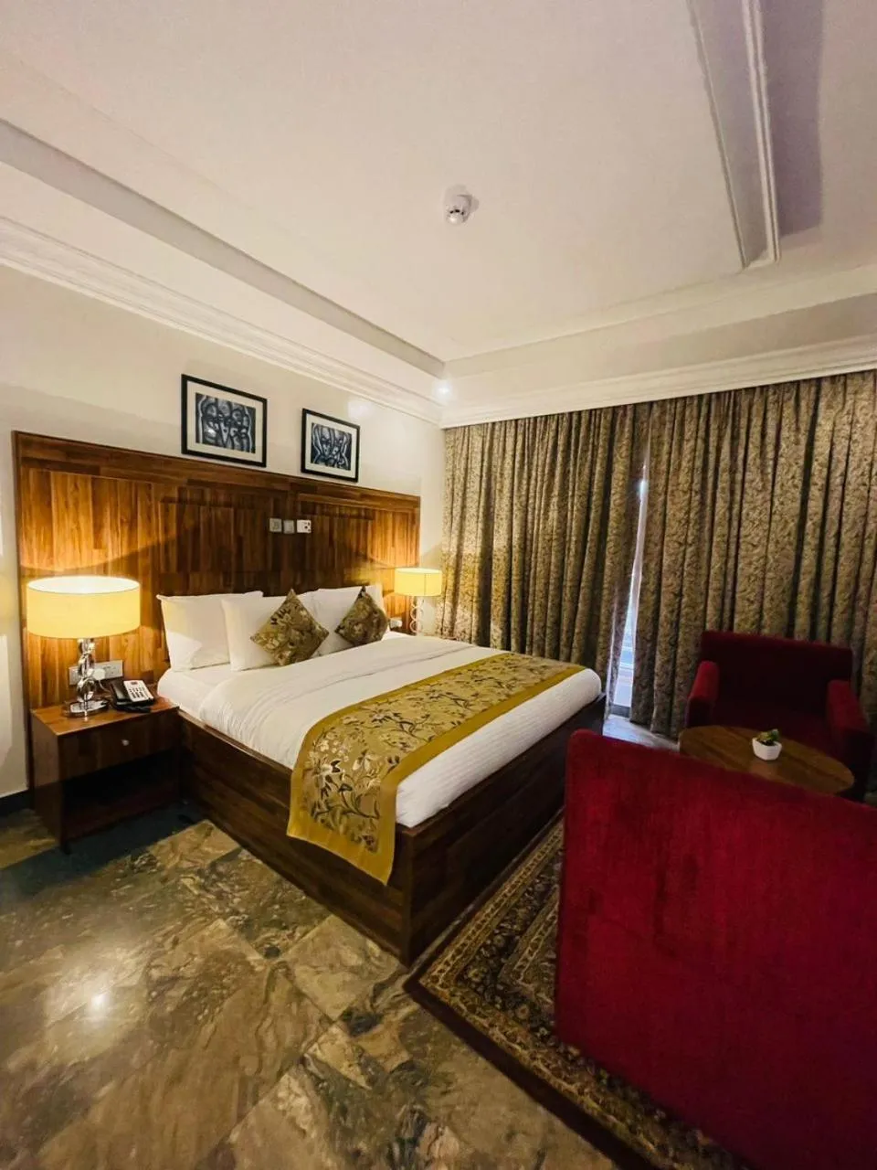 Bed in Qualibest Grand Hotels