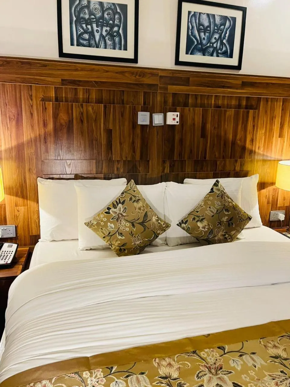 Bed in Qualibest Grand Hotels