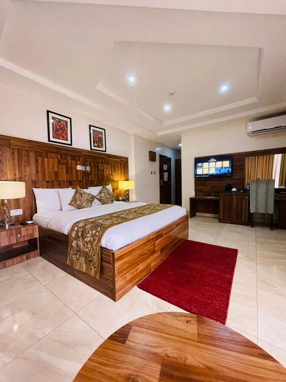 Bed in Qualibest Grand Hotels